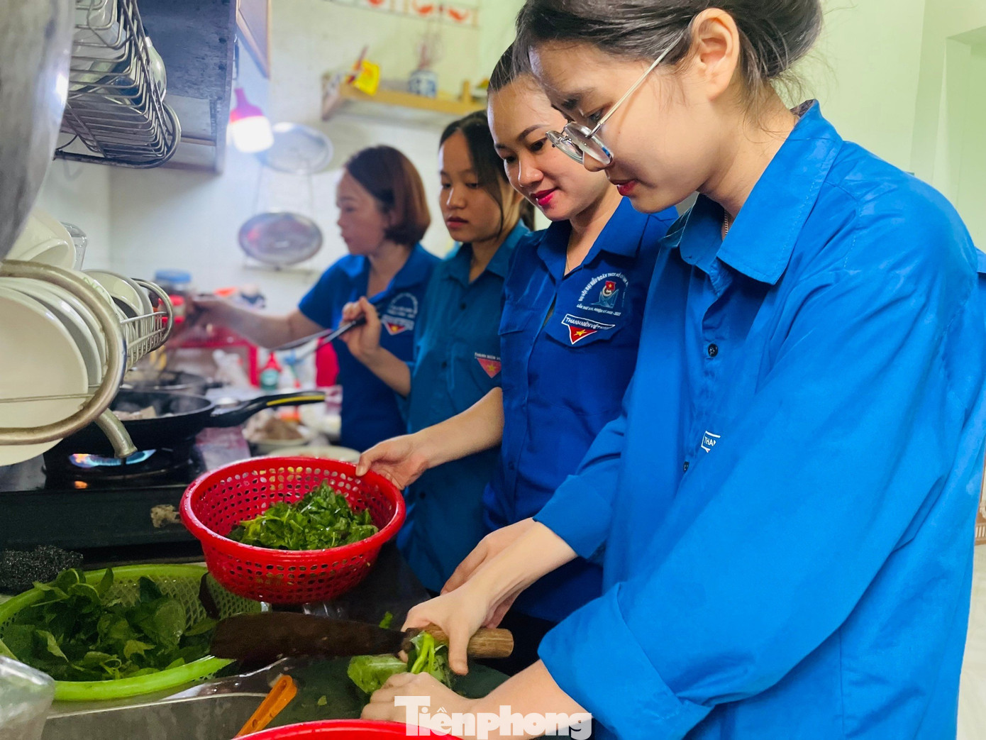 Tại huyện Anh Sơn (Nghệ An), các đoàn viên thanh niên tình nguyện đã nấu hàng chục suất ăn trưa miễn phí cho các thí sinh tại 2 điểm trường THPT Anh Sơn 2 và THPT Anh Sơn 3.