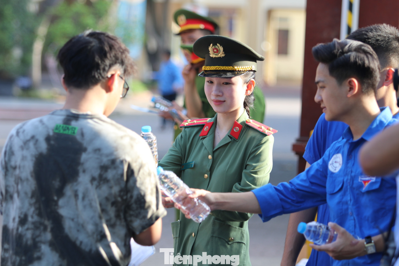 Những lời chúc, những chai nước được trao tận tay các em thí sinh với hy vọng các em sẽ hoàn thành thật tốt bài thi của mình.