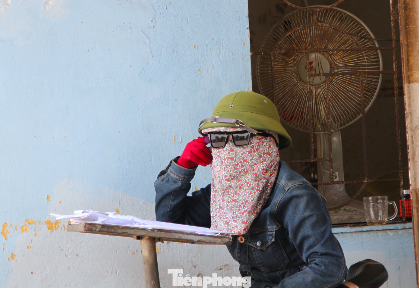 Người gác cổng vào Bến xe Chợ Vinh bịt kín không để hở ra tý nào. Phía sau lúc nào cũng có 2 quạt bật liên tục để giảm nhiệt độ.