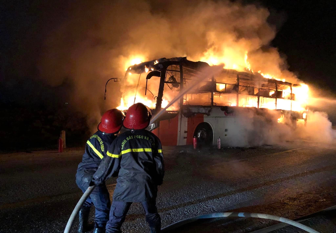 Chỉ trong thời gian ngắn, chiếc xe đã bị lửa thiêu rụi.