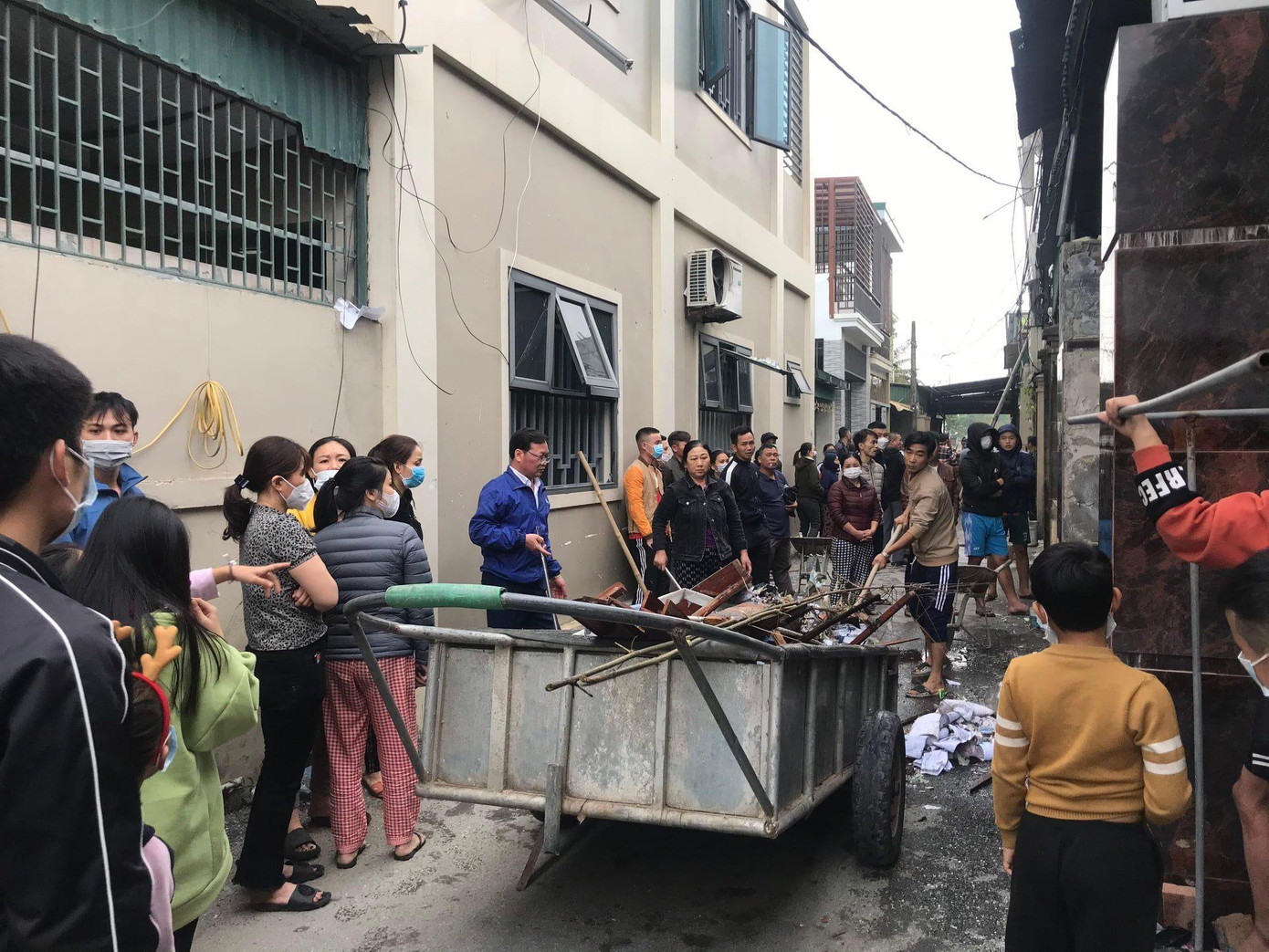 Người dân hiếu kỳ tập trung theo dõi vụ việc