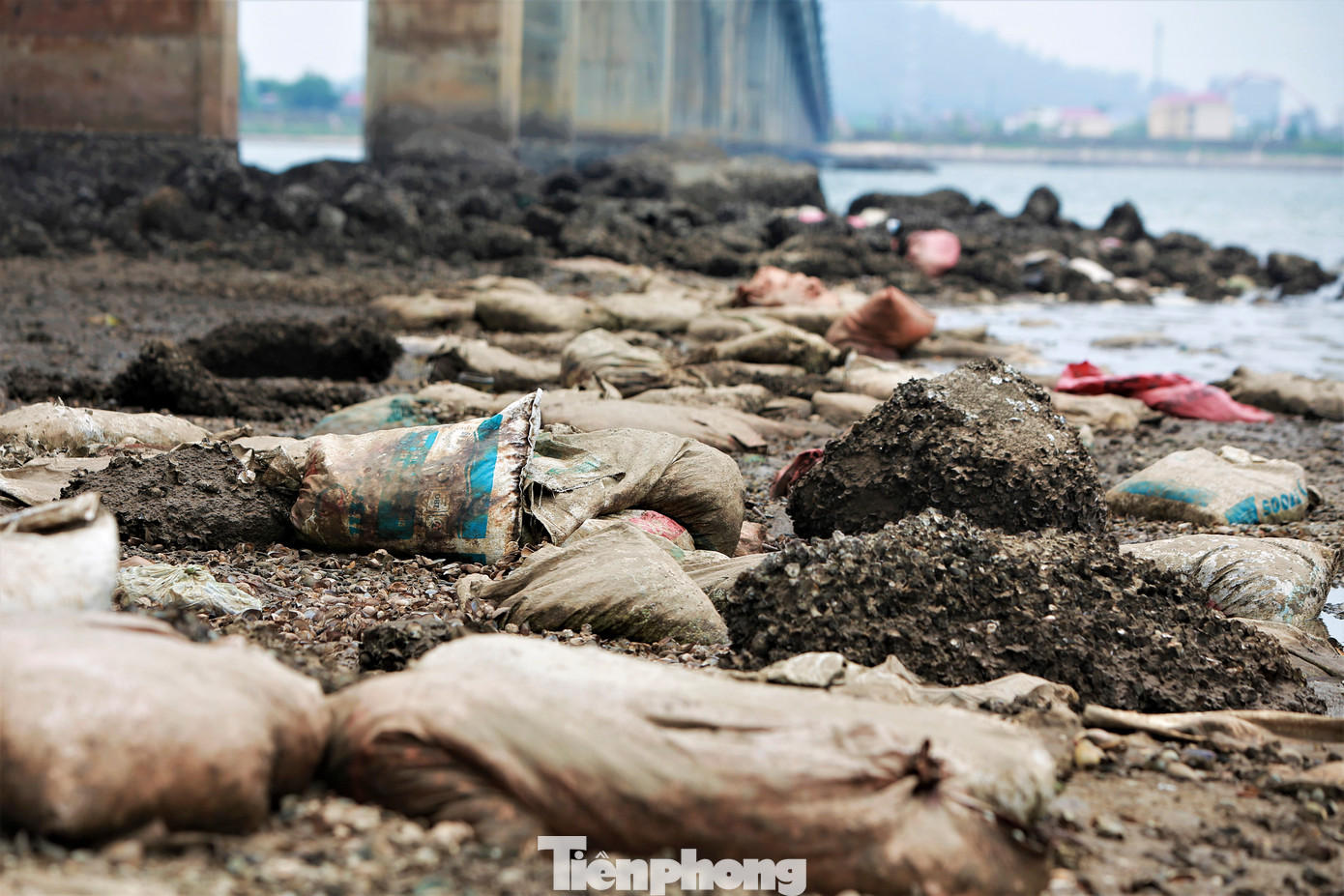 Những bãi đá cùng rác thải ngổn ngang dưới chân cầu, giữa luồng lạch khiến dòng chảy thay đổi, tàu thuyền ngư dân gặp khó khi vào neo đậu.