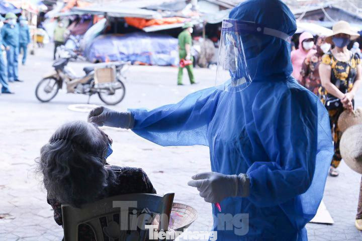 Việc lấy mẫu xét nghiệm được triển khai trong chiều 23/6. Việc lấy mẫu xét nghiệm được triển khai trong chiều 23/6.