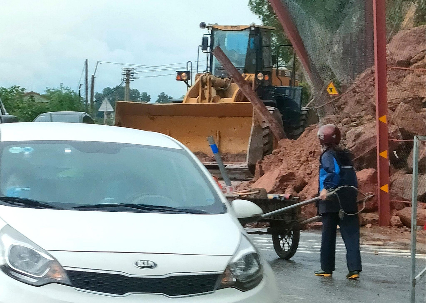 Máy móc được huy động đến hiện trường để dọn dẹp đất đá, đảm bảo an toàn cho phương tiện lưu thông Máy móc được huy động đến hiện trường để dọn dẹp đất đá, đảm bảo an toàn cho phương tiện lưu thông