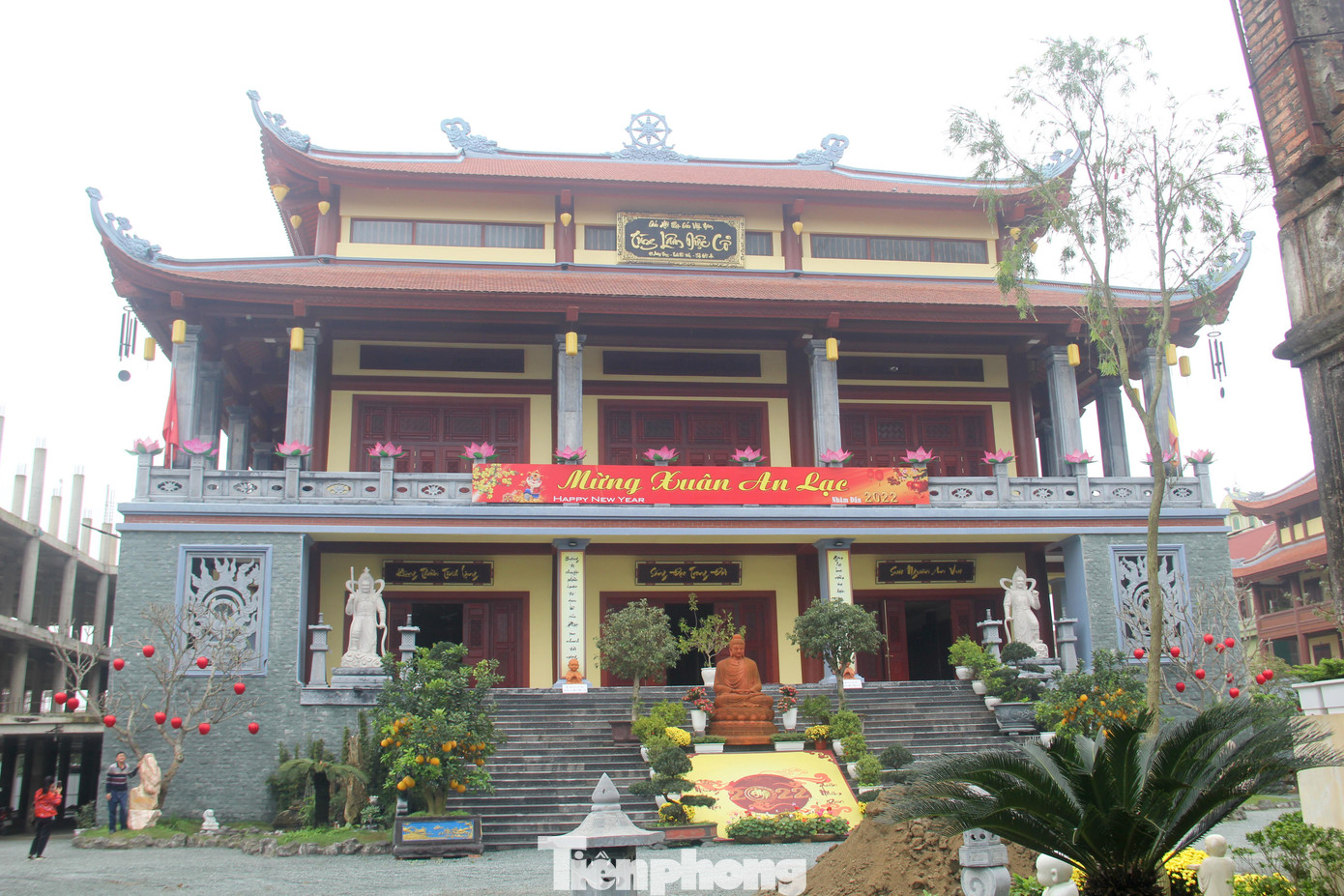 Chính điện được xây mới thừa kế những nét kiến trúc văn hóa truyền thống của dân tộc và có những nét khác biệt so với các chùa khác. Chính điện chùa Diệc được xây dựng trên diện tích hơn 1.100m2, chia làm ba tầng, chiều cao tổng thể là 27m.