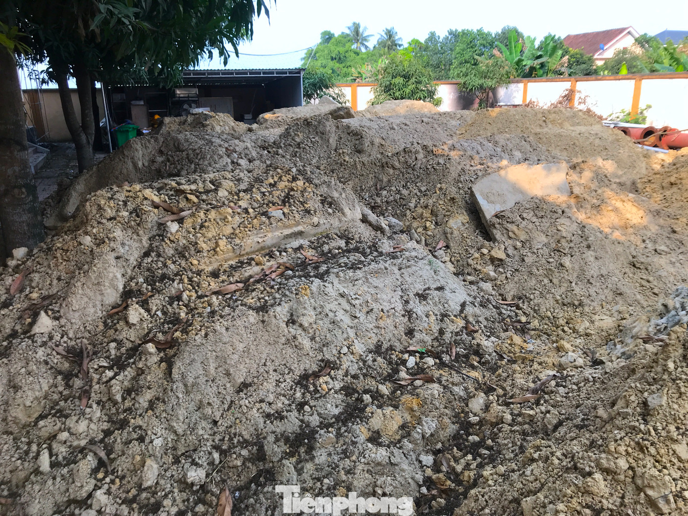 Một lượng lớn đất để phục vụ sửa sang tòa nhà đang được để tại sân của hội trường trung tâm văn hóa xã Hưng Hòa.