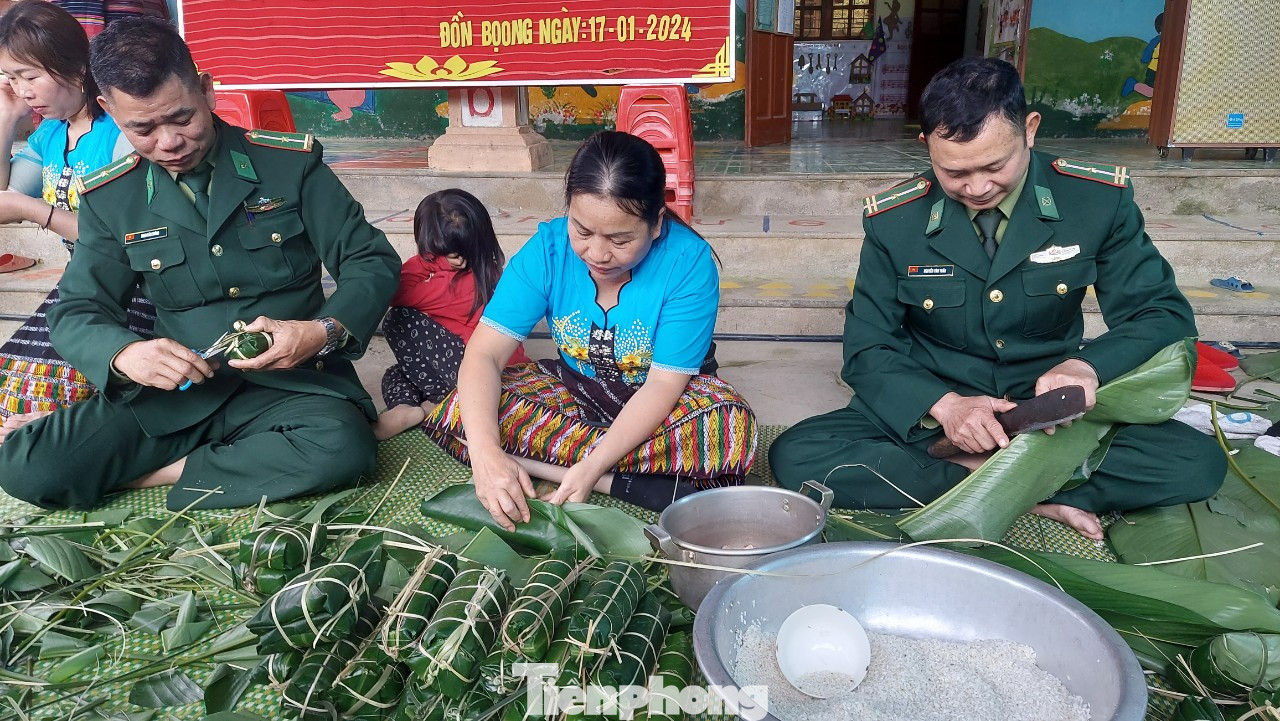Quá trình gói bánh đòi hỏi người gói phải rất khéo léo và tỷ mỷ trong từng chi tiết.