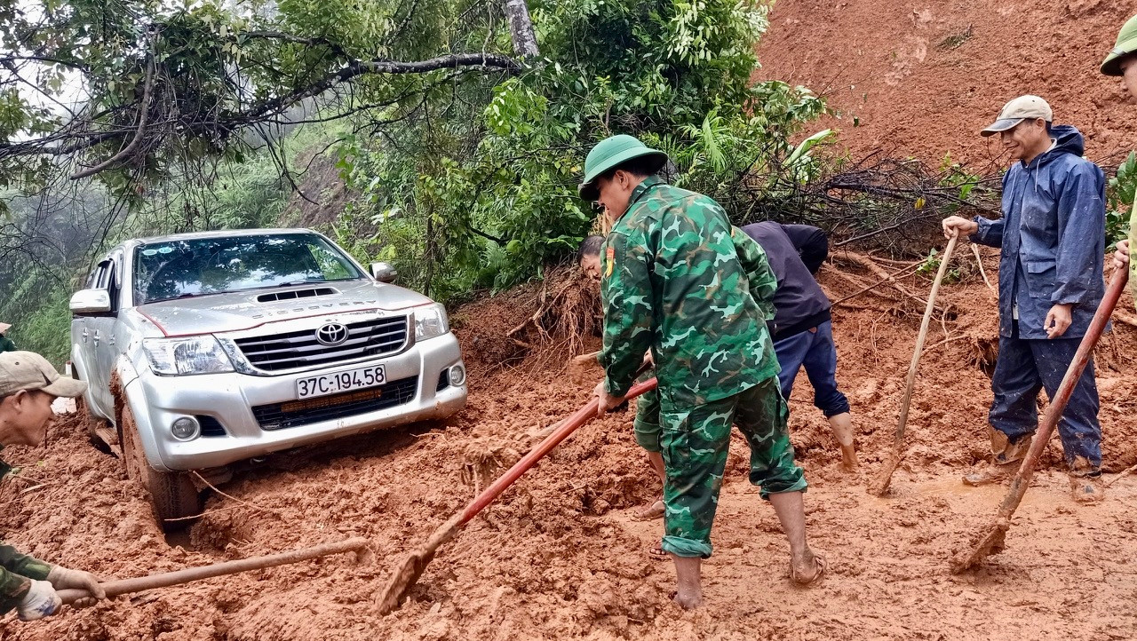 Đối với các tuyến tỉnh lộ, mưa lũ khiến 87 vị trí sạt lở (81 vị trí đã thông tuyến; 6 vị trí còn tắc).