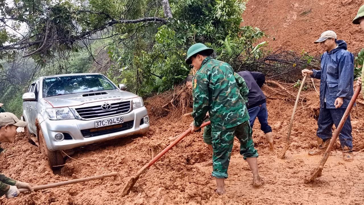 Đối với các tuyến tỉnh lộ, mưa lũ khiến 87 vị trí sạt lở (81 vị trí đã thông tuyến; 6 vị trí còn tắc).