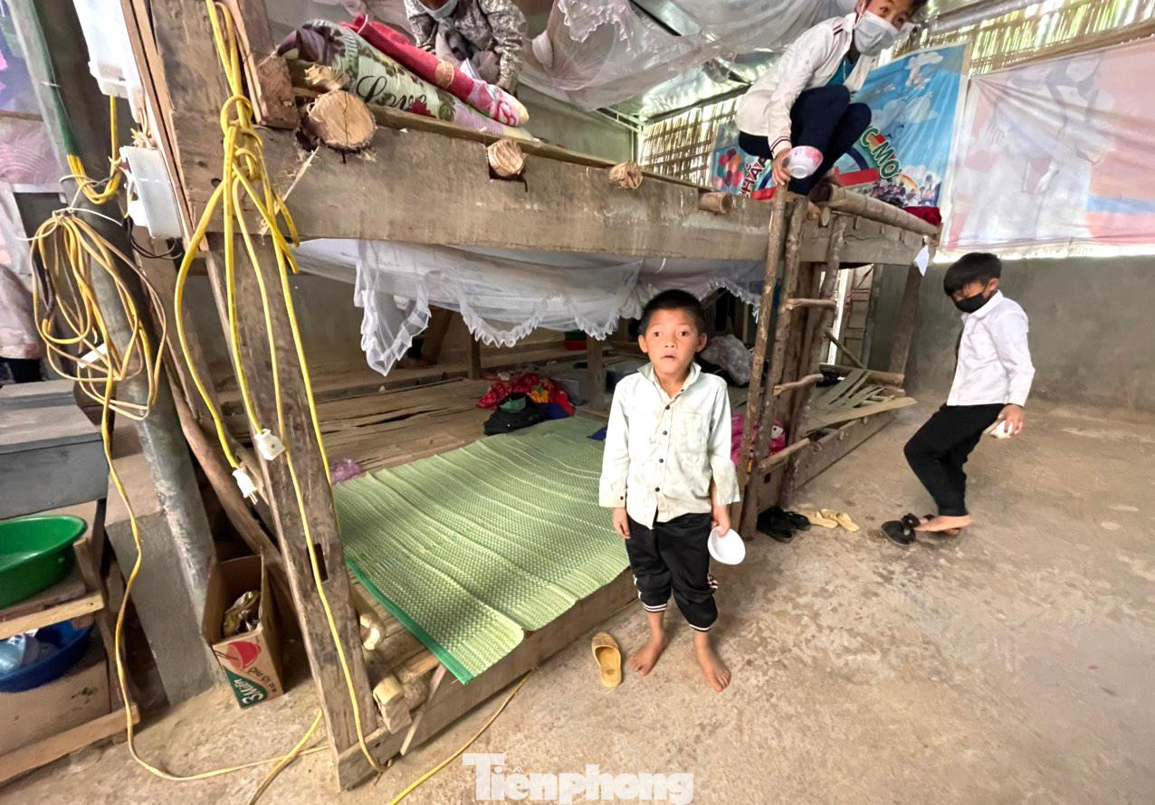 Để đến được trường, học sinh nhiều bản phải đi bộ hàng giờ đồng hồ. Nhằm chuẩn bị chương trình dạy học môn Tin học và tiếng Anh cho học sinh lớp 3 từ năm học 2022-2023, Trường PTDTBT - Tiểu học Mai Sơn đã triển khai mô hình trường học bán trú bậc Tiểu học cho học sinh lớp 3-5. Học sinh từ lớp 3 ở các điểm lẻ cũng được gom về trường chính để thuận tiện trong việc dạy và học. Để đến được trường, học sinh nhiều bản phải đi bộ hàng giờ đồng hồ. Nhằm chuẩn bị chương trình dạy học môn Tin học và tiếng Anh cho học sinh lớp 3 từ năm học 2022-2023, Trường PTDTBT - Tiểu học Mai Sơn đã triển khai mô hình trường học bán trú bậc Tiểu học cho học sinh lớp 3-5. Học sinh từ lớp 3 ở các điểm lẻ cũng được gom về trường chính để thuận tiện trong việc dạy và học.