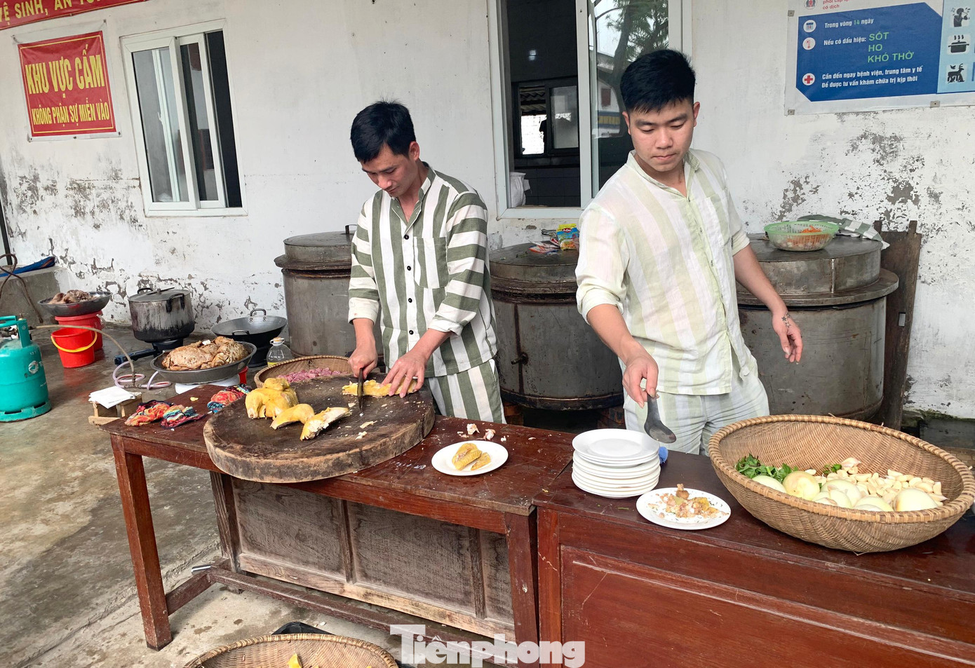 Khi bên ngoài phố thị náo nhiệt, người người nhà nhà đang hối hả ngược xuôi mua sắm tết thì các phạm nhân cùng nhau vào bếp nấu nướng, chuẩn bị mâm cơm tất niên tươm tất nhất. Khi bên ngoài phố thị náo nhiệt, người người nhà nhà đang hối hả ngược xuôi mua sắm tết thì các phạm nhân cùng nhau vào bếp nấu nướng, chuẩn bị mâm cơm tất niên tươm tất nhất.