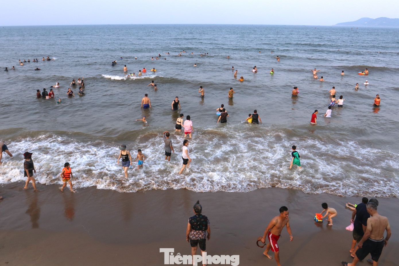 Nhiều du khách ngoại tỉnh cho hay biển Cửa Lò sạch, có bãi cát thoải, phẳng nên rất thích xuống tắm. "Năm nào tôi cũng vào biển Cửa Lò để tắm. Bãi cát đây phẳng, đẹp. Vào đây tôi còn được đi quê Bác và nhiều điểm du lịch khác nữa", anh Nguyên (trú tỉnh Hòa Bình) chia sẻ.