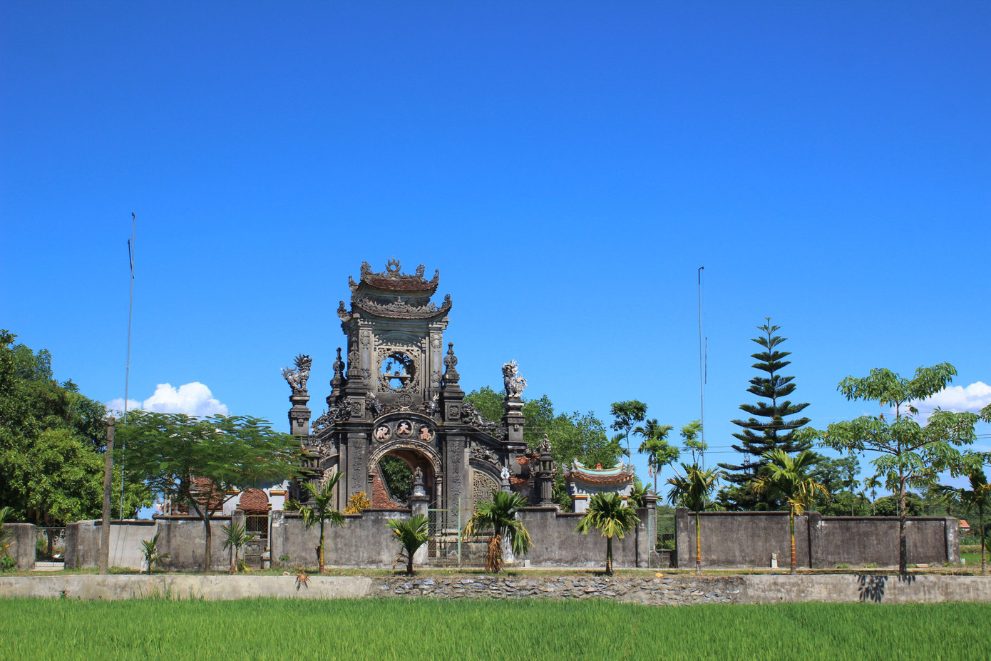 Phủ Đàng Cao mang vẻ đẹp văn hóa nghệ thuật lịch sử. Hiện nơi đây đang là điểm đến hấp dẫn của du khách muôn phương. Phủ Đàng Cao mang vẻ đẹp văn hóa nghệ thuật lịch sử. Hiện nơi đây đang là điểm đến hấp dẫn của du khách muôn phương.