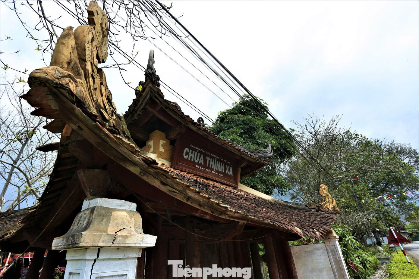 Trụ cổng chùa nứt vỡ, ngói vảy rơi rớt.