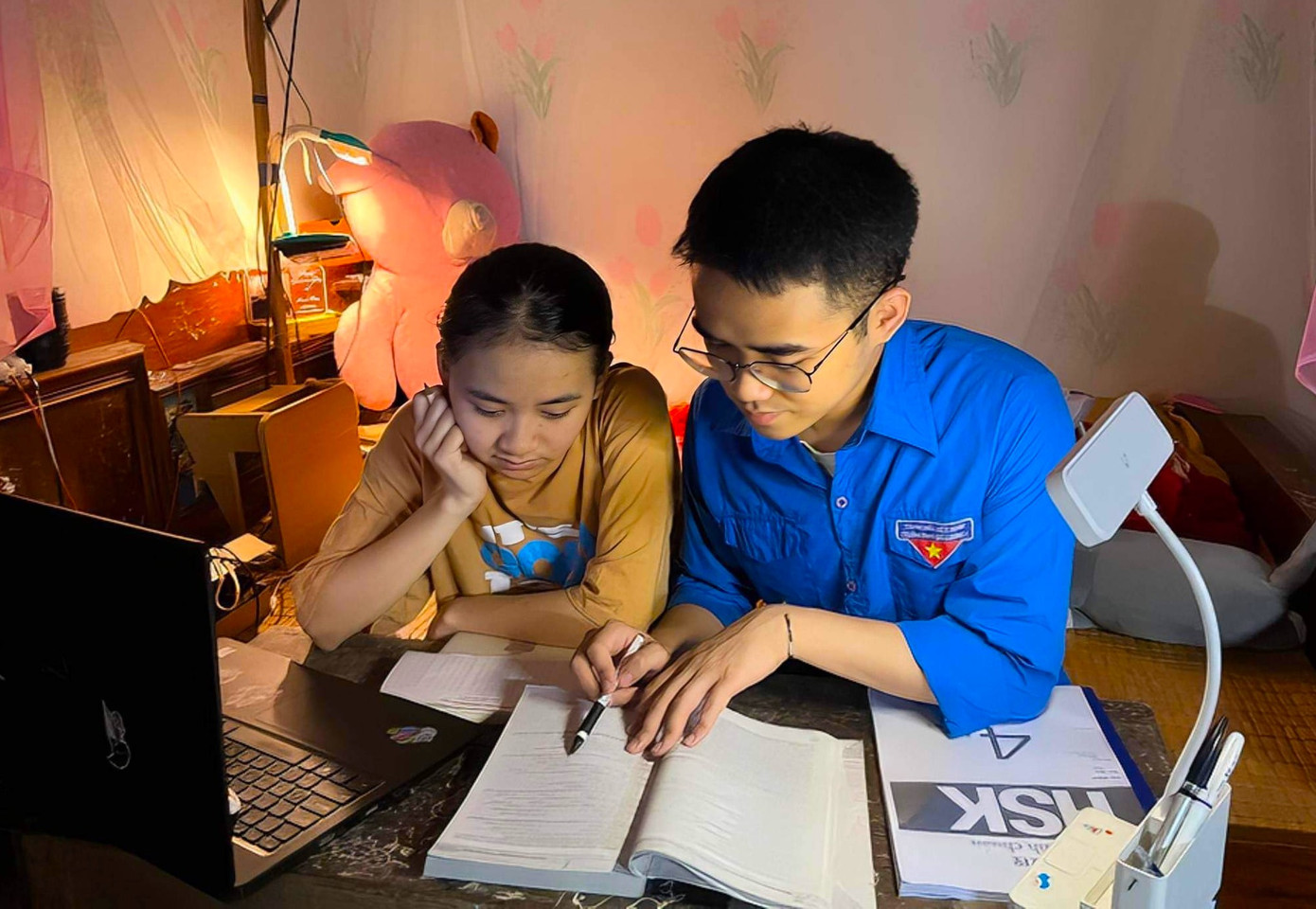 Nhằm động viên tinh thần, giúp các em học sinh nắm vững kiến thức, tự tin bước vào kỳ thi tốt nghiệp THPT Quốc gia năm 2023, Ban Thường vụ Huyện đoàn Đô Lương (Nghệ An) đã chỉ đạo 100% cơ sở Đoàn trên toàn huyện triển khai mô hình “Mỗi giáo viên trẻ, mỗi sinh viên hỗ trợ 1 thí sinh ôn thi tốt nghiệp THPT Quốc gia”. Nhằm động viên tinh thần, giúp các em học sinh nắm vững kiến thức, tự tin bước vào kỳ thi tốt nghiệp THPT Quốc gia năm 2023, Ban Thường vụ Huyện đoàn Đô Lương (Nghệ An) đã chỉ đạo 100% cơ sở Đoàn trên toàn huyện triển khai mô hình “Mỗi giáo viên trẻ, mỗi sinh viên hỗ trợ 1 thí sinh ôn thi tốt nghiệp THPT Quốc gia”.