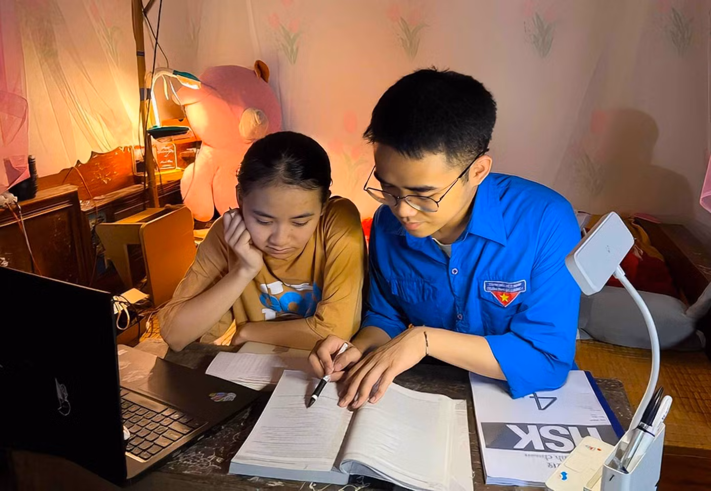 Nhằm động viên tinh thần, giúp các em học sinh nắm vững kiến thức, tự tin bước vào kỳ thi tốt nghiệp THPT Quốc gia năm 2023, Ban Thường vụ Huyện đoàn Đô Lương (Nghệ An) đã chỉ đạo 100% cơ sở Đoàn trên toàn huyện triển khai mô hình “Mỗi giáo viên trẻ, mỗi sinh viên hỗ trợ 1 thí sinh ôn thi tốt nghiệp THPT Quốc gia”.