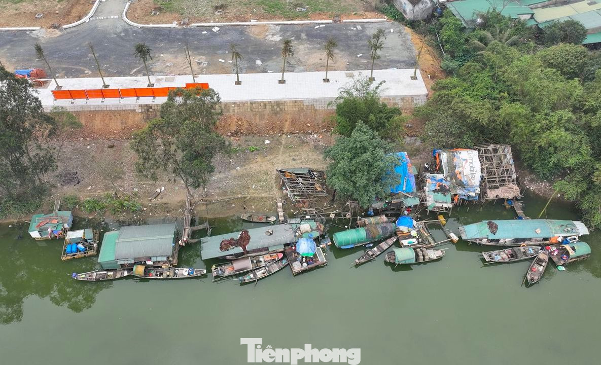 Vị trí những hộ dân ở đang chuẩn bị thực hiện dự án khu đô thị và cải tạo bờ sông Vinh. Tới đây, những hộ dân này sẽ phải di dời đi nơi khác để địa phương thực hiện dự án. Nhưng tương lai đi đâu về đâu, có nhà để ở hay vẫn tiếp tục cuộc sống "trên bến dưới thuyền" thì chưa biết trước.