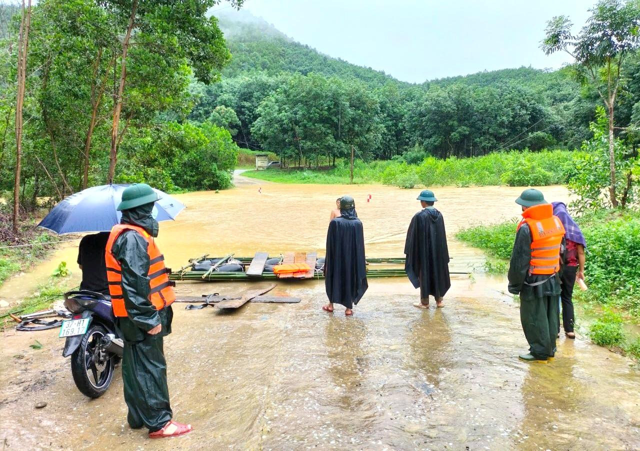 Bộ đội Đồn Biên phòng Phúc Sơn (huyện Anh Sơn) túc trực tại các điểm cầu tràn, hỗ trợ người dân đi qua điểm bị ngập nước an toàn. Bộ đội Đồn Biên phòng Phúc Sơn (huyện Anh Sơn) túc trực tại các điểm cầu tràn, hỗ trợ người dân đi qua điểm bị ngập nước an toàn.