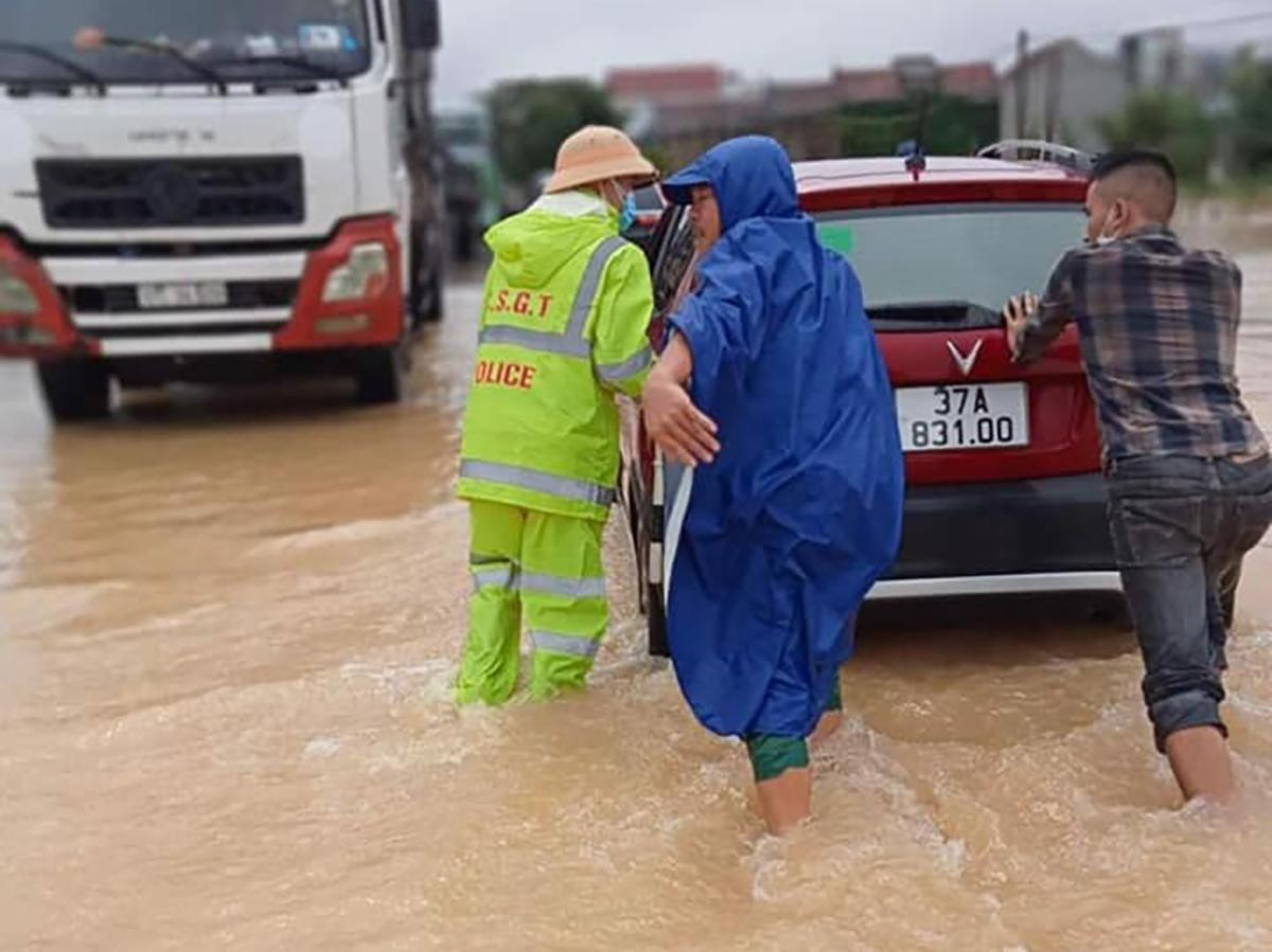 Để đảm bảo an toàn cho người tham gia giao thông, lực lượng công an đã cắm biển cảnh báo, túc trực ở đoạn đường bị ngập để điều tiết và hướng dẫn các phương tiện qua lại. Để đảm bảo an toàn cho người tham gia giao thông, lực lượng công an đã cắm biển cảnh báo, túc trực ở đoạn đường bị ngập để điều tiết và hướng dẫn các phương tiện qua lại.