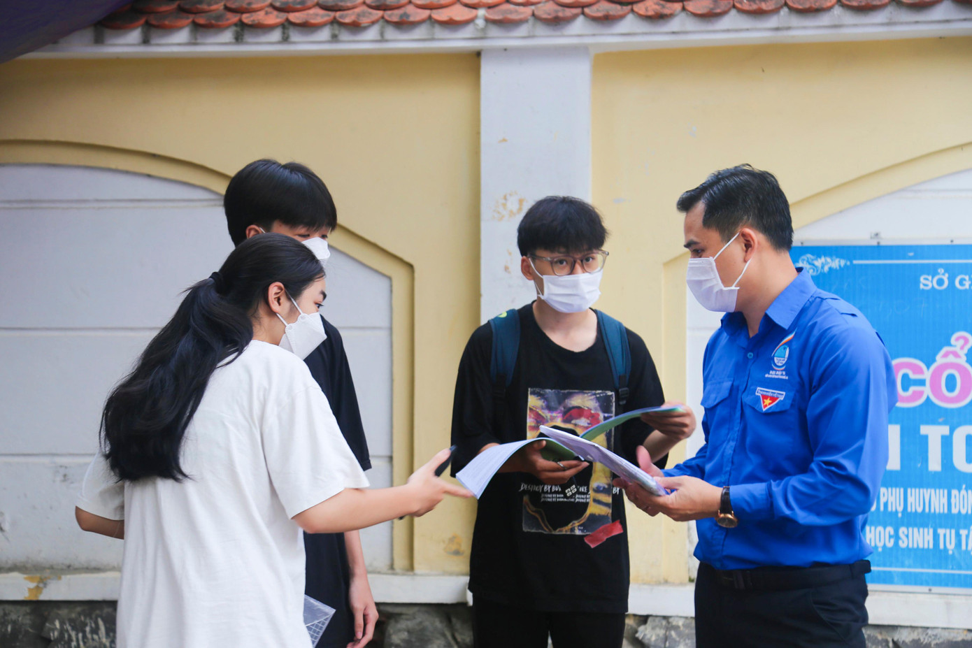 Anh Thái Minh Sỹ - Phó Bí thư Tỉnh Đoàn, Chủ tịch Hội sinh viên tỉnh Nghệ An động viên thí sinh tự tin thực hiện tốt bài thi của mình.