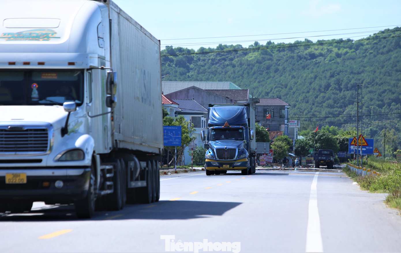 Hơn 3 tháng qua, lượng xe đầu kéo, xe container, xe tải trọng lớn tăng đột biến trên tuyến đường này. Các tài xế cho biết, tuyến đường mới nên mặt đường đẹp, thông thoáng và rút ngắn khoảng cách di chuyển. Đặc biệt việc di chuyển trên đường ven biển giúp các tài xế giảm chi phí qua trạm thu phí Bến Thủy 2, bắc qua sông Lam nối Nghệ An và Hà Tĩnh.
