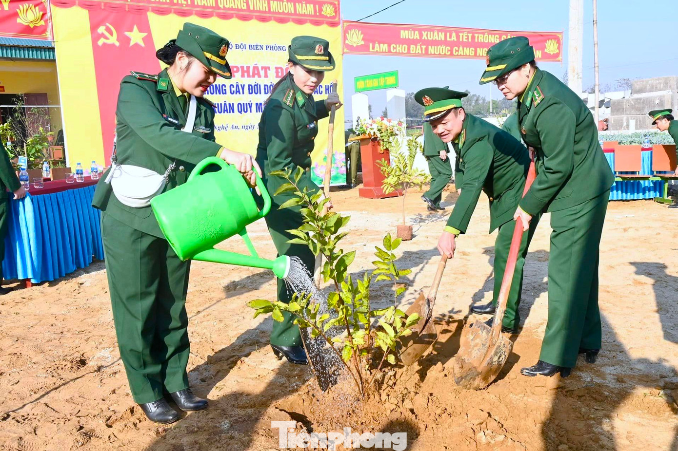 BĐBP Nghệ An cũng tham gia nhiều hoạt động chính trị xã hội. Trong ảnh: Lực lượng BĐBP Nghệ An phối hợp với các cơ quan chức năng, các địa phương tổ chức lễ phát động "Tết trồng cây đời đời nhớ ơn Bác Hồ".