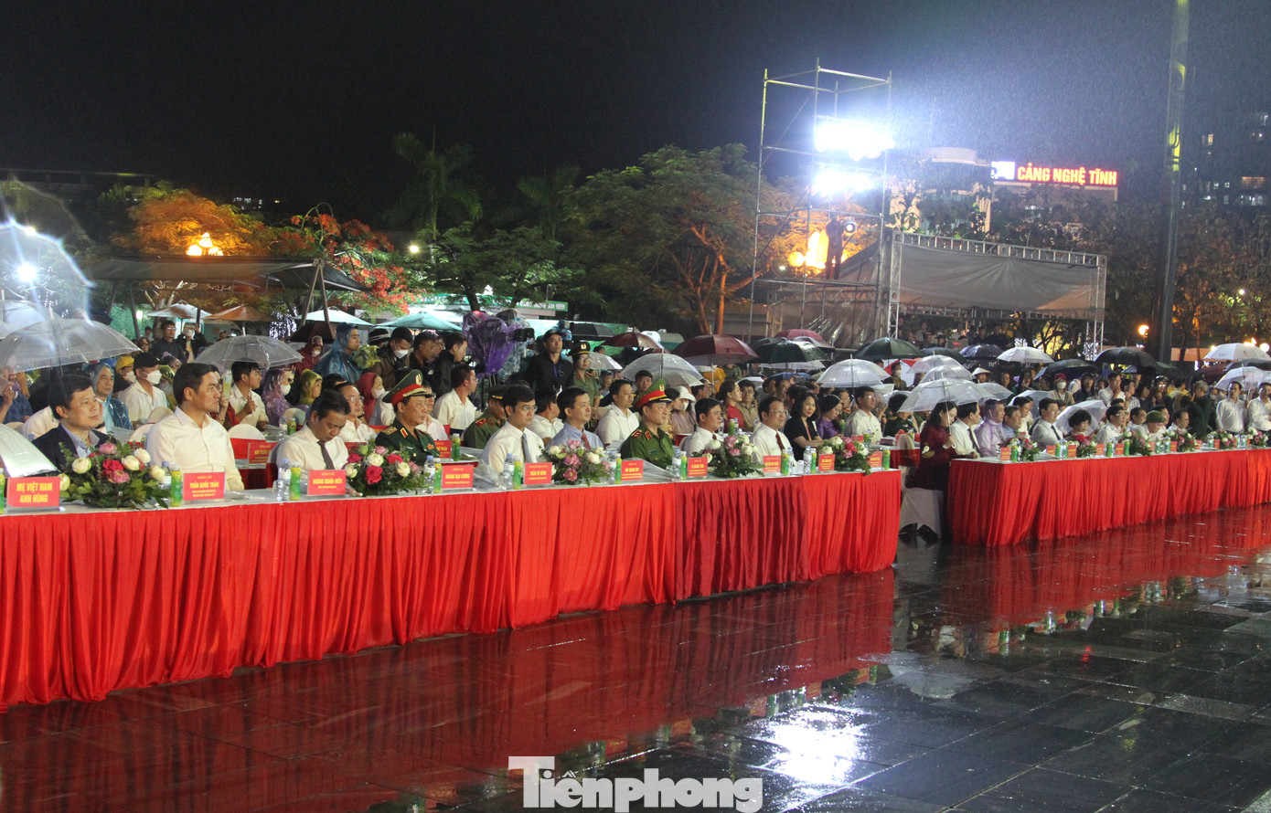 Lãnh đạo Đảng, Nhà nước, cùng đại biểu các bộ, ban, ngành Trung ương và các tỉnh về dự lễ khai mạc.