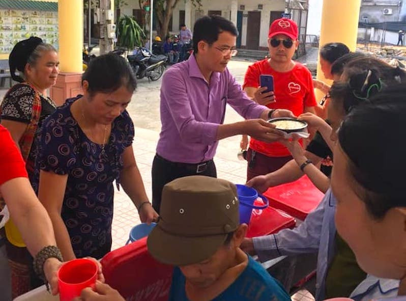 Không chỉ tham gia hiến máu cứu người, anh Đức còn cùng nhiều người tham gia các công tác thiện nguyện, giúp đỡ các hoàn cảnh khó khăn trên địa bàn Nghệ An. Không chỉ tham gia hiến máu cứu người, anh Đức còn cùng nhiều người tham gia các công tác thiện nguyện, giúp đỡ các hoàn cảnh khó khăn trên địa bàn Nghệ An.