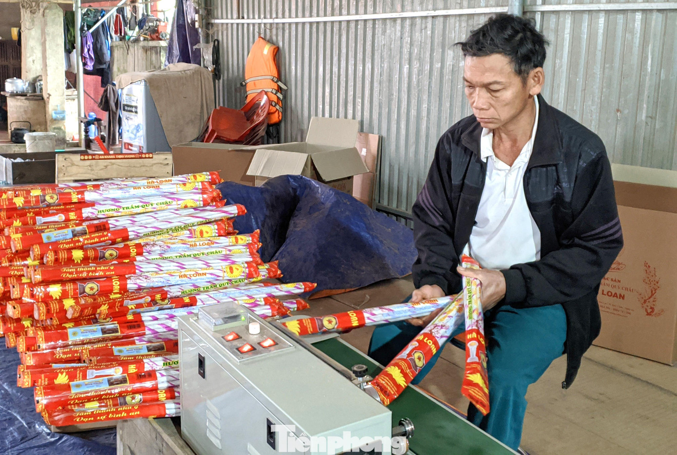 “Năm nay, chúng tôi dự kiến sản xuất được 5 triệu que hương các loại, cho doanh thu khoảng 2,5 tỷ đồng. Dù đang có dịch COVID-19 nhưng lượng tiêu thụ hàng vẫn không giảm. Khách hàng mua hương trầm của chúng tôi ở khắp các tỉnh như: Thanh Hóa, Hà Tĩnh, Hà Nội và các tỉnh phía Bắc”, ông Hà cho biết.