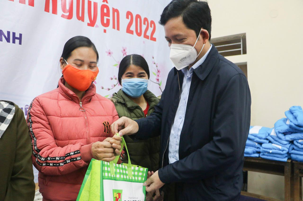 Ông Dương Hoàng Vũ - Chủ tịch UBND huyện Quế Phong gửi lời cảm ơn tới Tỉnh đoàn Nghệ An, báo Tiền Phong, Hội Doanh nhân trẻ tỉnh Nghệ An đã luôn quan tâm, hỗ trợ tới người dân khó khăn trên địa bàn huyện. "Các hoạt động an sinh xã hội không chỉ là sự sẻ chia mà còn là sự động viên, động lực cho người dân vượt nghèo, xây dựng phát triển kinh tế. Huyện Quế Phong là địa bàn biên giới, có nhiều dân tộc anh em sinh sống, điều kiện còn thiếu thốn, khó khăn, mong rằng BTC "Mùa Đông ấm - Xuân tình nguyện" sẽ tiếp tục phát huy truyền thống đoàn kết "lá lành đùm lá rách" giúp đỡ người dân nghèo", Chủ tịch UBND huyện Quế Phong chia sẻ.