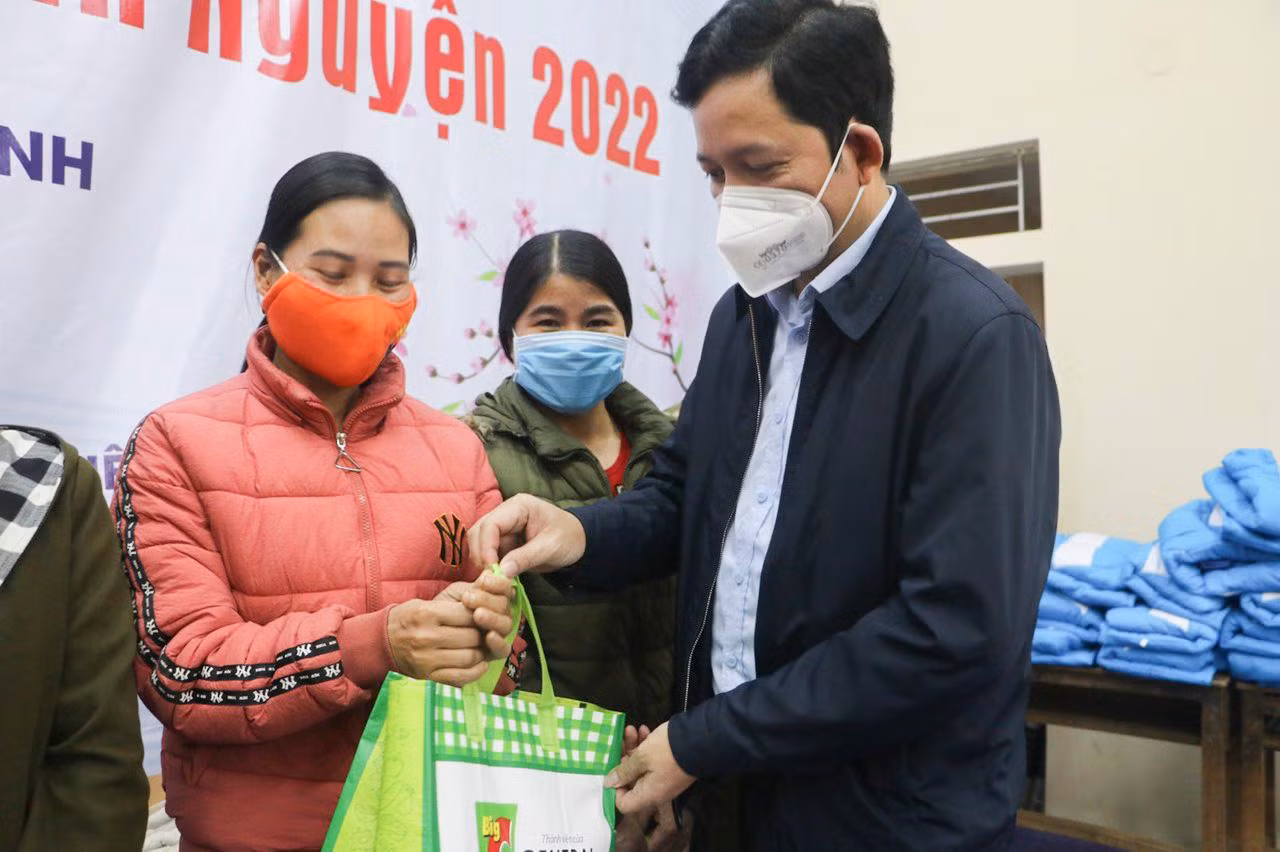 Ông Dương Hoàng Vũ - Chủ tịch UBND huyện Quế Phong gửi lời cảm ơn tới Tỉnh đoàn Nghệ An, báo Tiền Phong, Hội Doanh nhân trẻ tỉnh Nghệ An đã luôn quan tâm, hỗ trợ tới người dân khó khăn trên địa bàn huyện. "Các hoạt động an sinh xã hội không chỉ là sự sẻ chia mà còn là sự động viên, động lực cho người dân vượt nghèo, xây dựng phát triển kinh tế. Huyện Quế Phong là địa bàn biên giới, có nhiều dân tộc anh em sinh sống, điều kiện còn thiếu thốn, khó khăn, mong rằng BTC "Mùa Đông ấm - Xuân tình nguyện" sẽ tiếp tục phát huy truyền thống đoàn kết "lá lành đùm lá rách" giúp đỡ người dân nghèo", Chủ tịch UBND huyện Quế Phong chia sẻ.