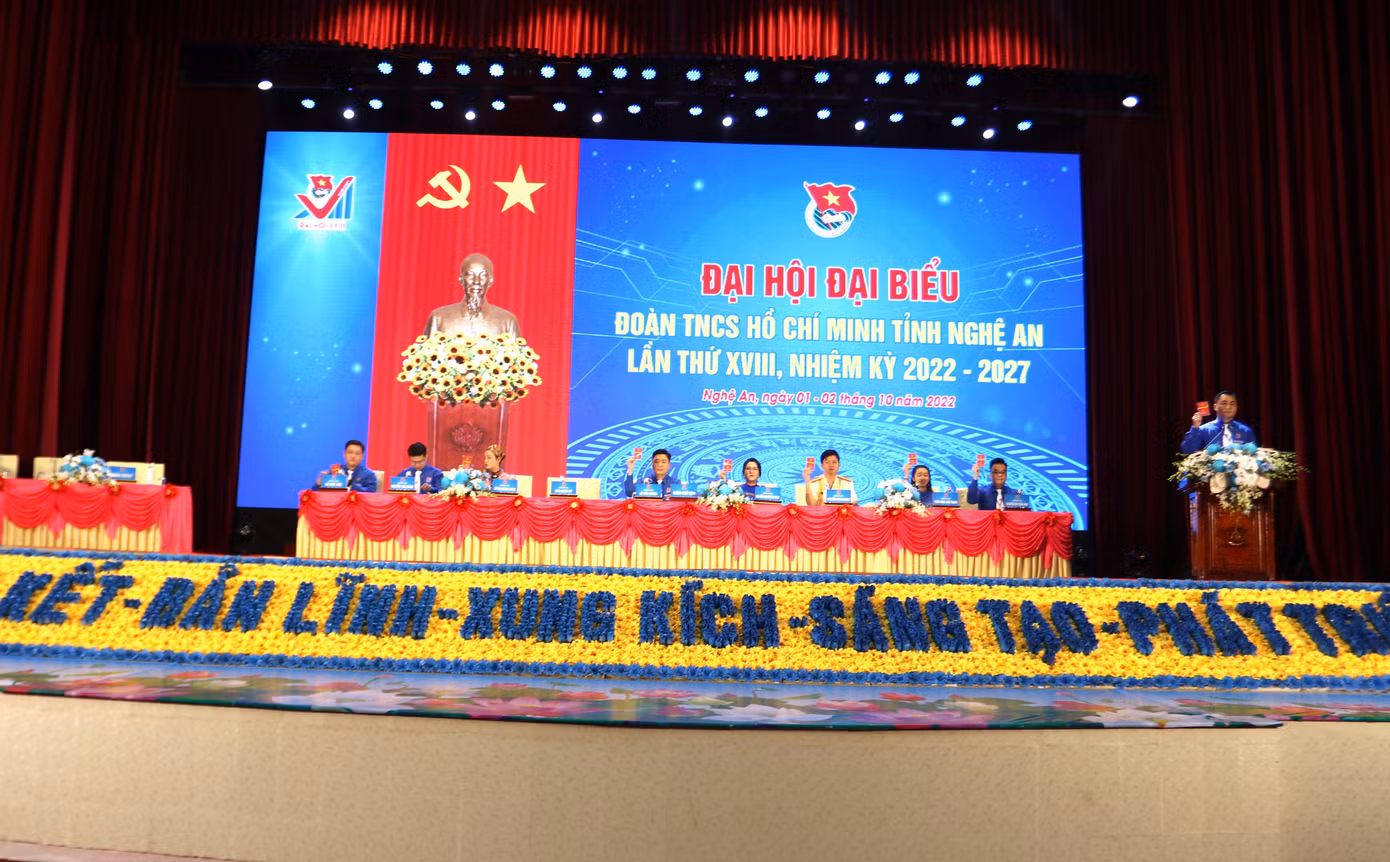 Đoàn Chủ tịch điều hành đại hội.
