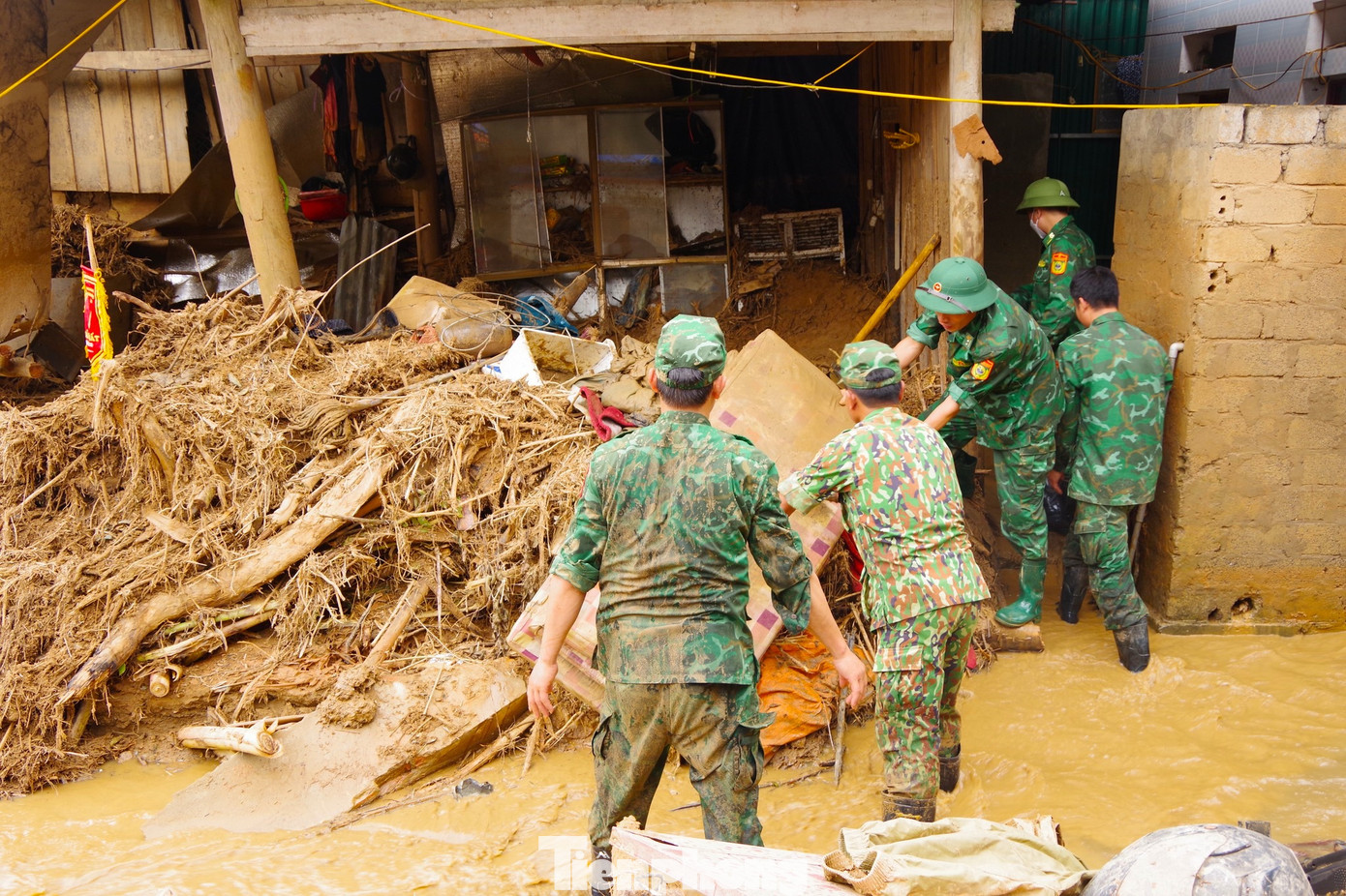 Ngoài các nhiệm vụ giữ vững biên cương Tổ quốc, bảo đảm an ninh chính trị, trật tự an toàn xã hội, BĐBP Nghệ An còn tích cực tham gia xây dựng cơ sở chính trị, phát triển kinh tế - xã hội, giúp dân xóa đói giảm nghèo, phòng chống, khắc phục hậu quả thiên tai đạt nhiều kết quả tốt.