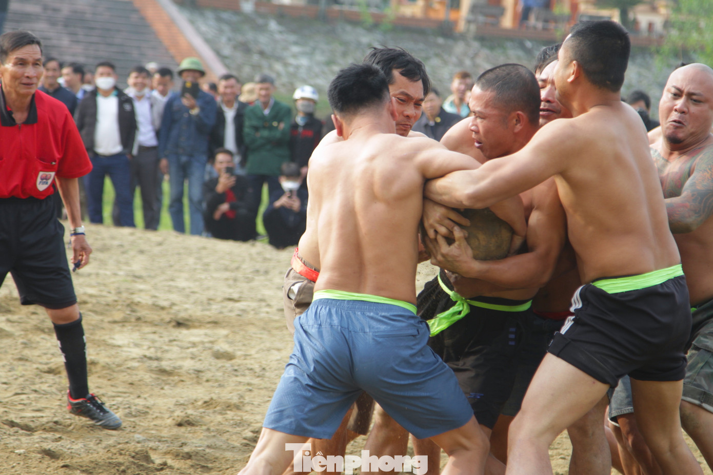 Mỗi khi có một người ôm được quả cù, những người đội bạn sẽ lập tức lao đến dùng tay cướp lấy quả cù. Thành viên chỉ được dùng tay cướp cù, lăn cù. Thành viên nào ném quả cù cao quá đầu hoặc dùng tay ôm người sẽ bị phạm luật. Nhiều lần nhắc nhở, trọng tài sẽ rút phạt thẻ vàng và cho đội bạn ném phạt.