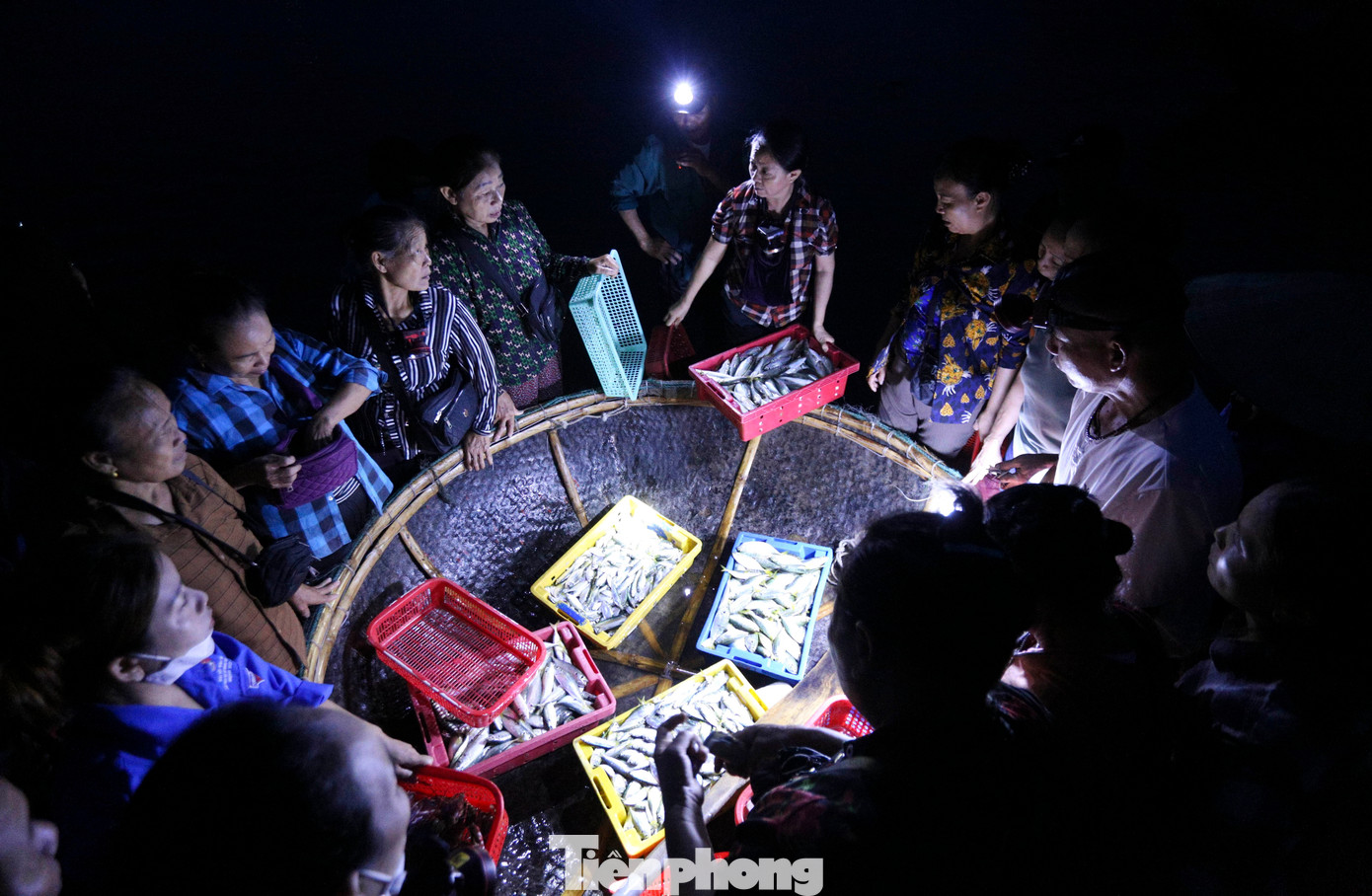 Người dân địa phương mua hải sản từ các thuyền bè của ngư dân đi đánh bắt về để mang ra các chợ huyện trong tỉnh bán kiếm lời. Để có hàng tươi ngon, họ phải đi chợ từ lúc rạng sáng để đón những đoàn thuyền đầu tiên.