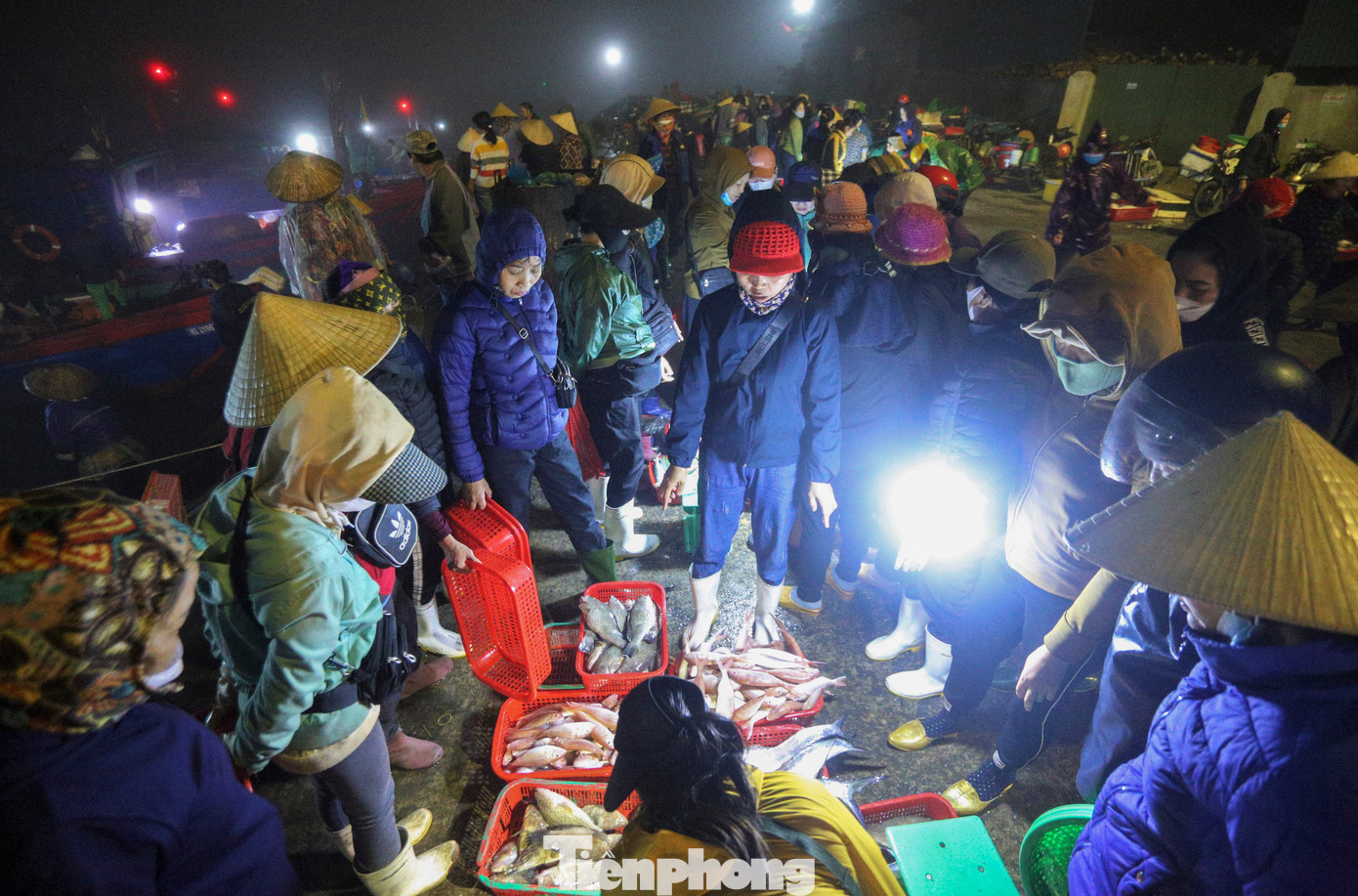Vào lúc 4h hàng ngày, tại khu vực cảng cá Cửa Sót ở xã Thạch Kim, huyện Lộc Hà (Hà Tĩnh), khoảng 15 phụ nữ đã đứng sẵn, chờ từng đợt tàu cập bến khi bầu trời còn chìm trong màu đen đặc.