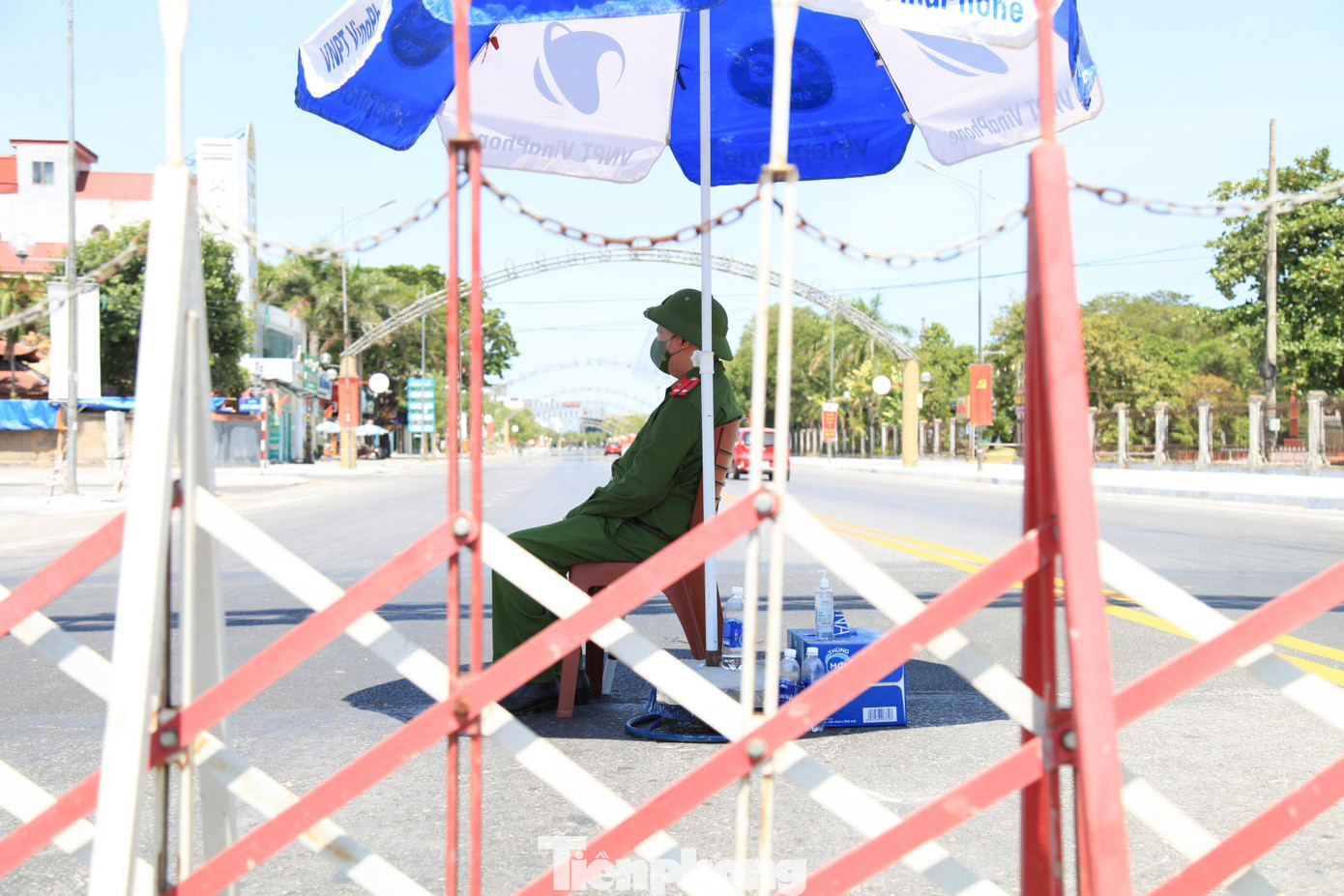 Phút nghỉ ngơi giữa "chảo lửa" của một cán bộ công an tại chốt đường Hồ Tùng Mậu. Tính đến sáng 23/8, tỉnh Nghệ An ghi nhận 939 BN mắc COVID-19 ở 21 huyện, thị, thành. Riêng TP Vinh ghi nhận 244 BN.
