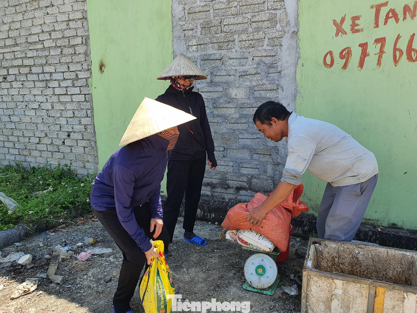 Theo người dân địa phương, nếu như gần chục năm trước giá cua đồng rất rẻ thì nay cua đồng ngày càng đắt đỏ nhờ được ưa chuộng. Cũng nhờ vậy, công sức, mồ hôi mà họ bỏ ra để săn cua đồng cũng được trả xứng đáng hơn.