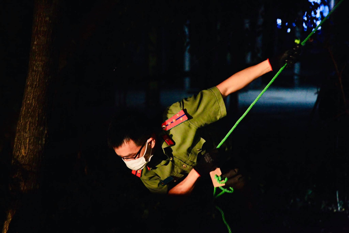 Công an Thành phố Vinh là chốt trưởng, chịu trách nhiệm điều hành chung mọi hoạt động của chốt: Bảo đảm an ninh trật tự, hướng dẫn, phân luồng, không để xảy ra ách tắc giao thông trong quá trình kiểm tra tại chốt kiểm soát. Điều khiển dừng các phương tiện để lực lượng của chốt tiến hành kiểm tra các biện pháp phòng, chống dịch bệnh theo đúng quy định. Xử lý nghiêm các hành vi vi phạm pháp luật về trật tự an toàn giao thông và các vi phạm quy định về phòng, chống dịch bệnh COVID-19.