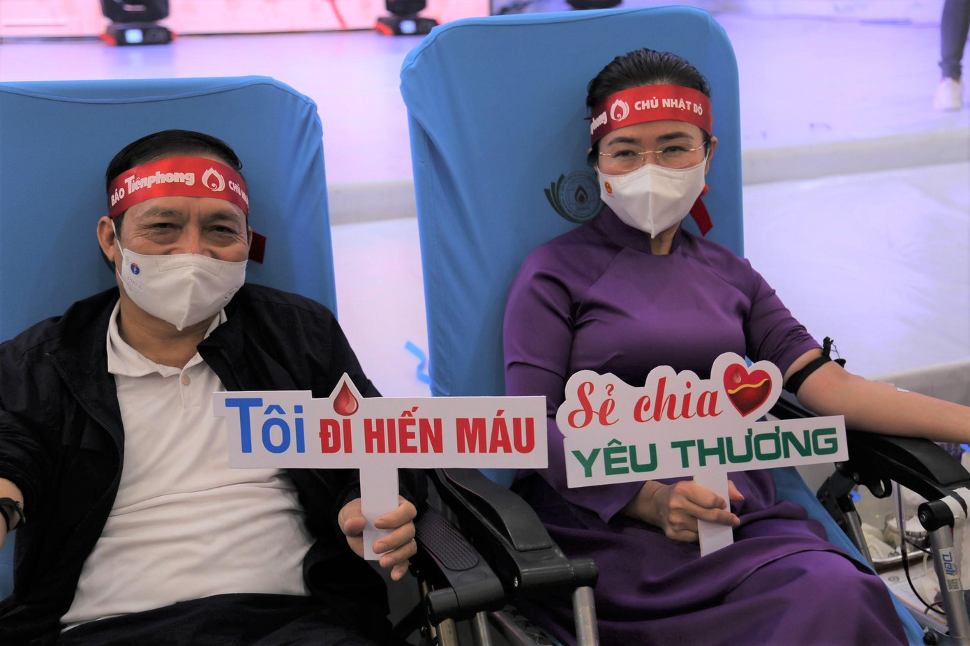 Bà Võ Thị Minh Sinh - Chủ tịch Ủy ban MTTQ tỉnh Nghệ An hiến máu tình nguyện Chủ nhật Đỏ.