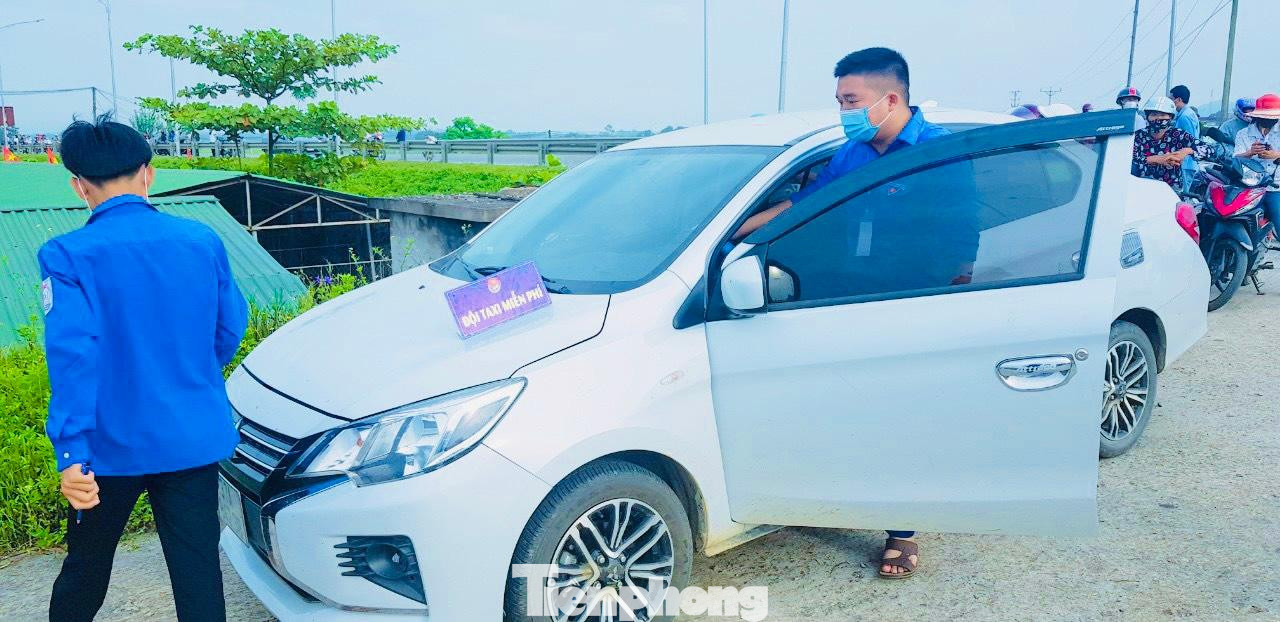 Theo Bí thư Huyện Đoàn Thanh Chương Nguyễn Tư Hải Phong cho biết, sau khi có chỉ đạo từ Ban thường vụ Tỉnh đoàn và lãnh đạo huyện, Huyện đoàn đã lập kế hoạch xây dựng chương trình "Tiếp sức mùa thi" với gần 400 tình nguyện viên tham gia tại 7 điểm thi trên địa bàn. Các đội nhóm tình nguyện viên sẽ hỗ trợ, giúp đỡ thí sinh cả trước và sau kỳ thi. Theo Bí thư Huyện Đoàn Thanh Chương Nguyễn Tư Hải Phong cho biết, sau khi có chỉ đạo từ Ban thường vụ Tỉnh đoàn và lãnh đạo huyện, Huyện đoàn đã lập kế hoạch xây dựng chương trình "Tiếp sức mùa thi" với gần 400 tình nguyện viên tham gia tại 7 điểm thi trên địa bàn. Các đội nhóm tình nguyện viên sẽ hỗ trợ, giúp đỡ thí sinh cả trước và sau kỳ thi.