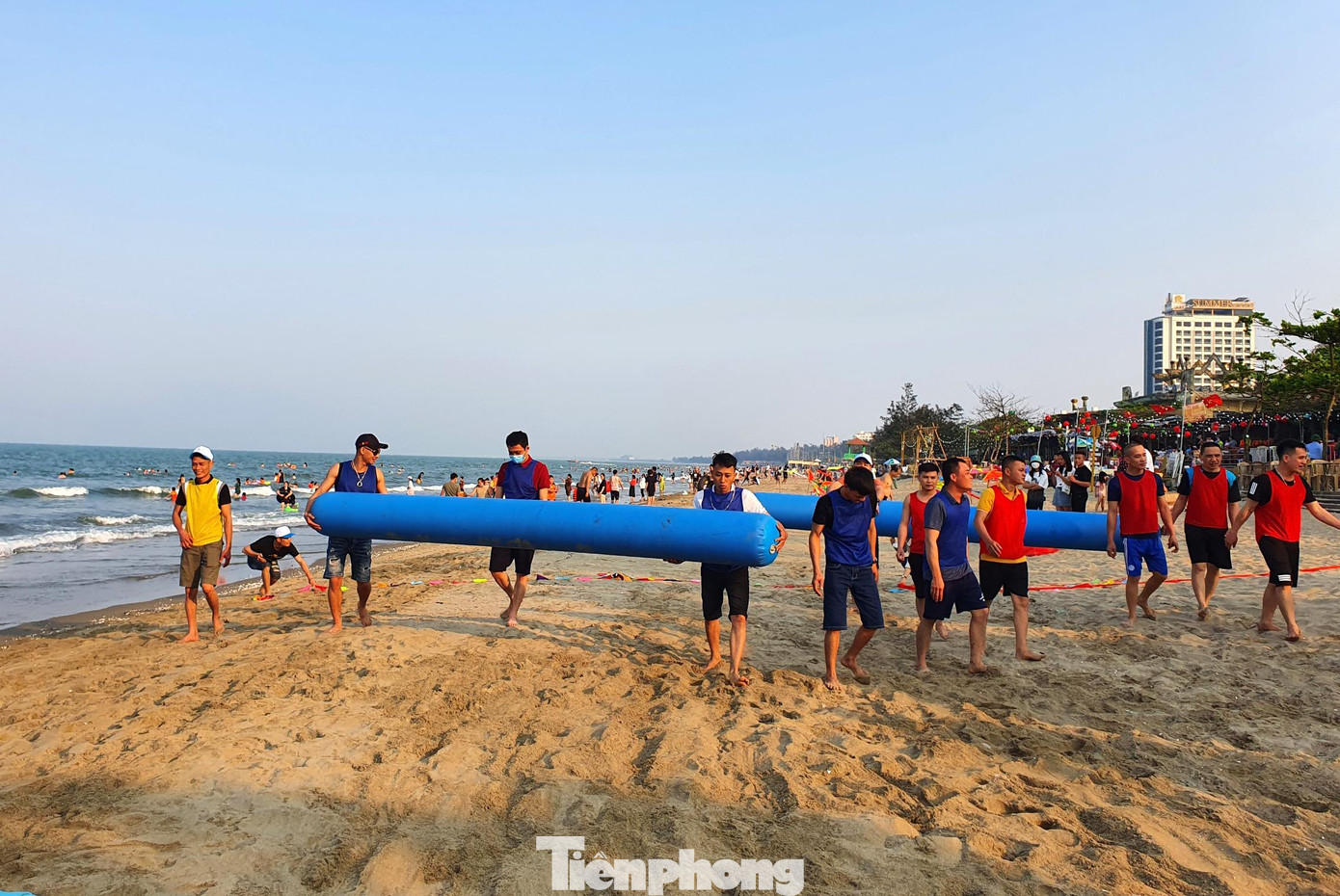 Mặc dù đang là đầu mùa du lịch, song các khách sạn ở Cửa Lò đã bắt đầu đón nhiều đoàn khách từ các tỉnh phía Bắc về nghỉ lễ.