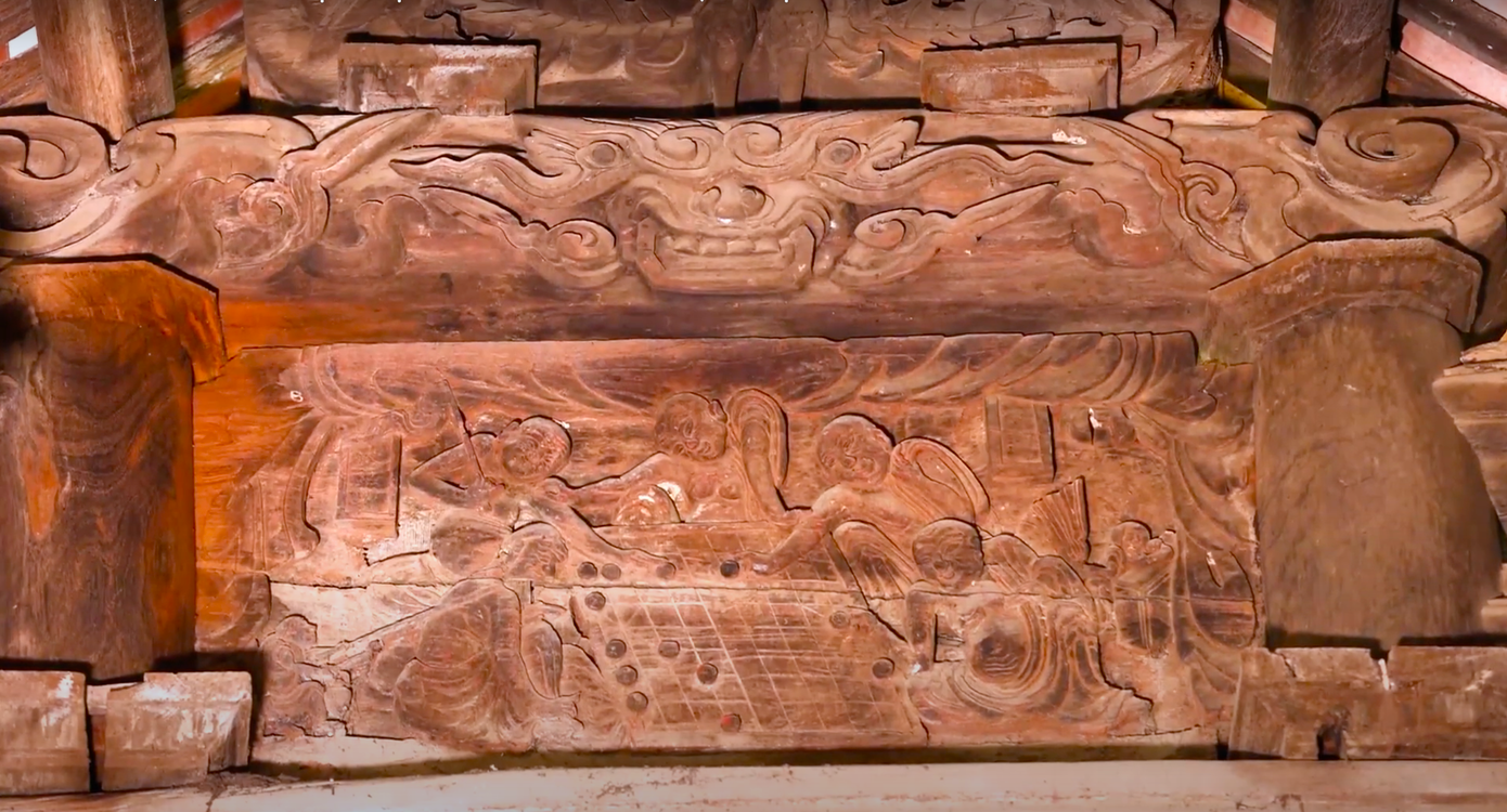 Trên các cột gỗ đều được trang trí dày đặc, kỹ thuật chạm khắc tinh xảo, đề tài phong phú, đa dạng.