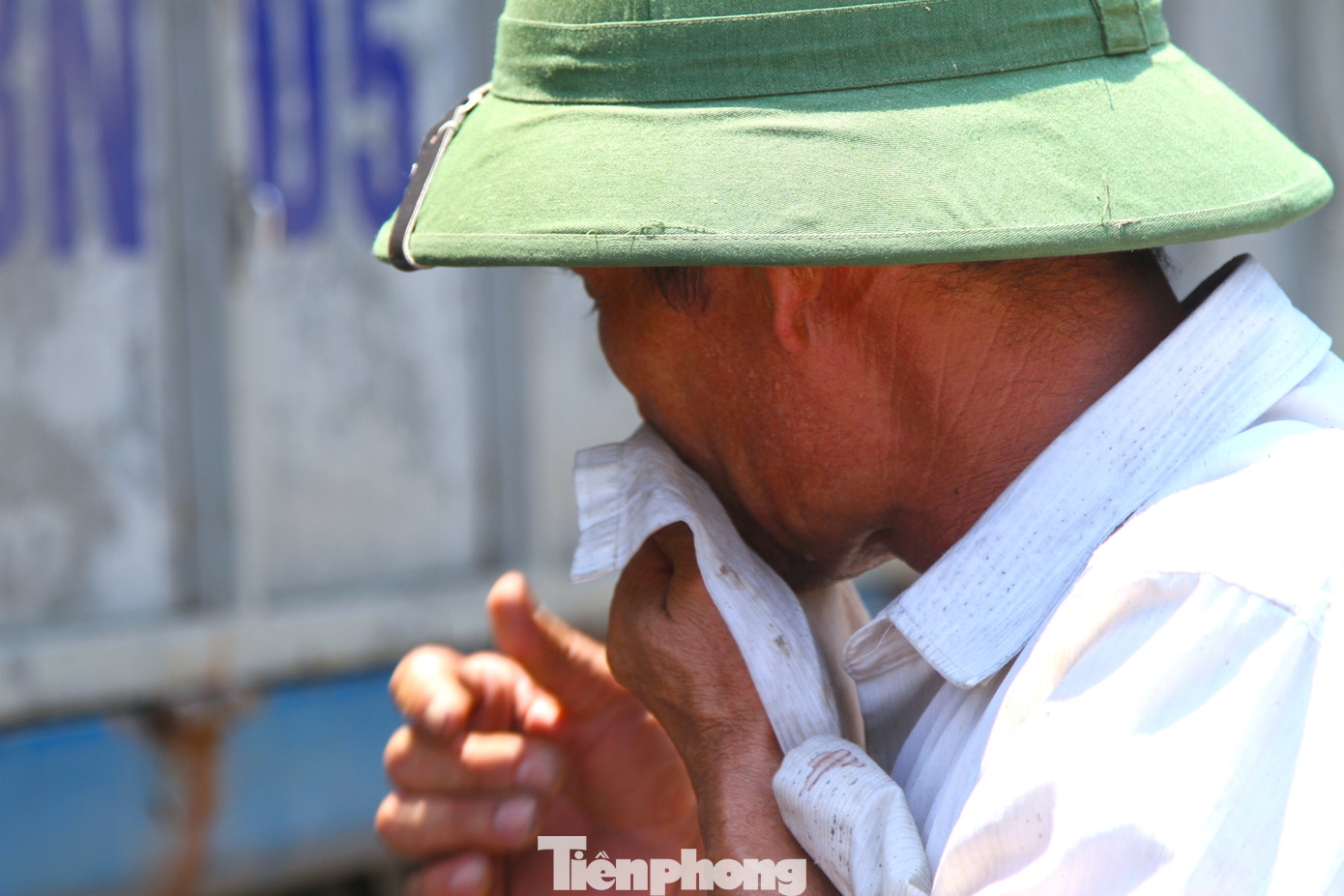 Ông Bình (52 tuổi) vừa lau mồ hôi vừa cho biết: "Làm nghề bốc vác vất vả lắm, trời mát thì còn đỡ cực chứ nắng nóng này kiệt sức luôn. Mấy hôm nay nắng nóng khủng khiếp, chỉ làm việc mấy phút là mồ hôi ướt đẫm người".