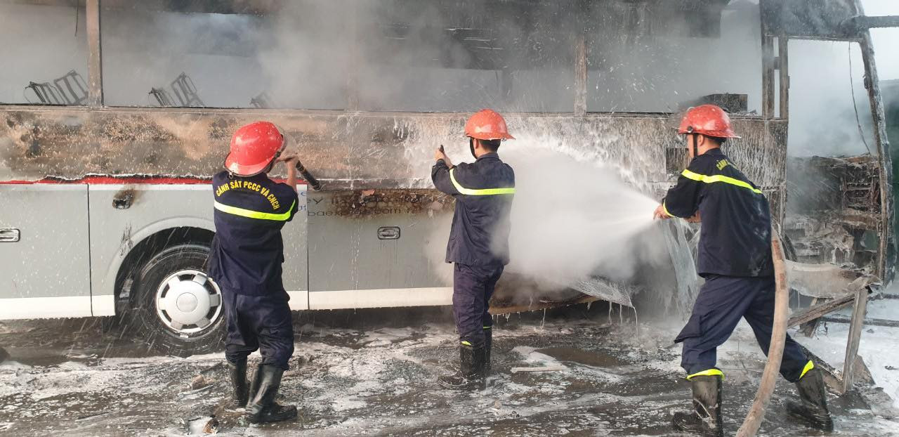 Chiếc xe nhanh chóng bị thiêu rụi.