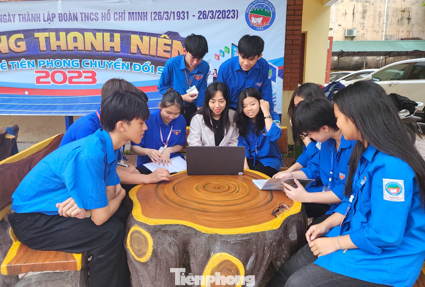 Trong suốt quá trình ôn luyện kỳ thi, cả giáo viên và học sinh đã phải chạy đua với thời gian. Trong suốt quá trình ôn luyện kỳ thi, cả giáo viên và học sinh đã phải chạy đua với thời gian.