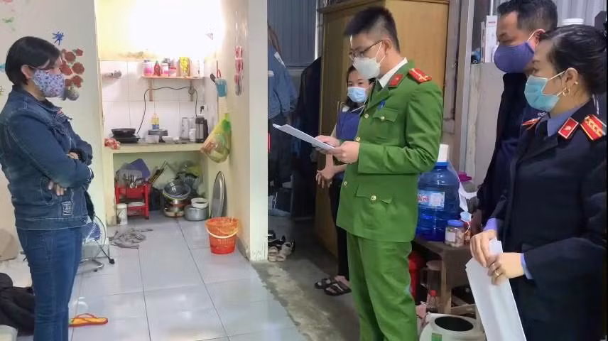 Công an đọc quyết định bắt giữ Giang