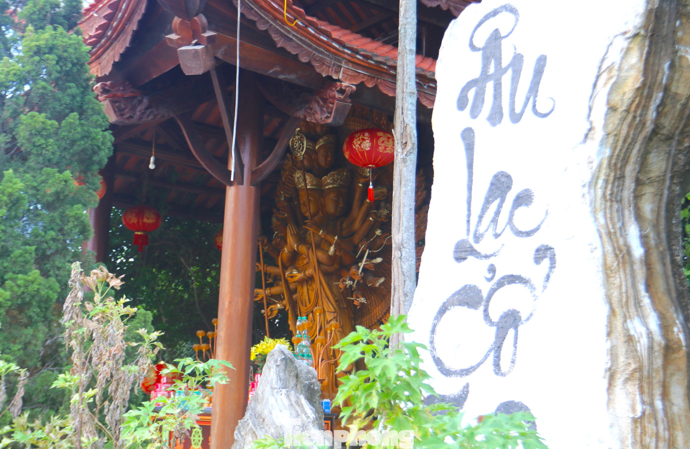 Các cụ cao niên trong xã cho hay, chùa Âu Lạc rất linh thiêng. Trong vùng, còn có đền Trìa là một ngôi đền nổi tiếng. Dân gian có câu “Thánh đền Trìa, Bụt chùa Da” là để nói về sự linh thiêng của 2 nơi này.