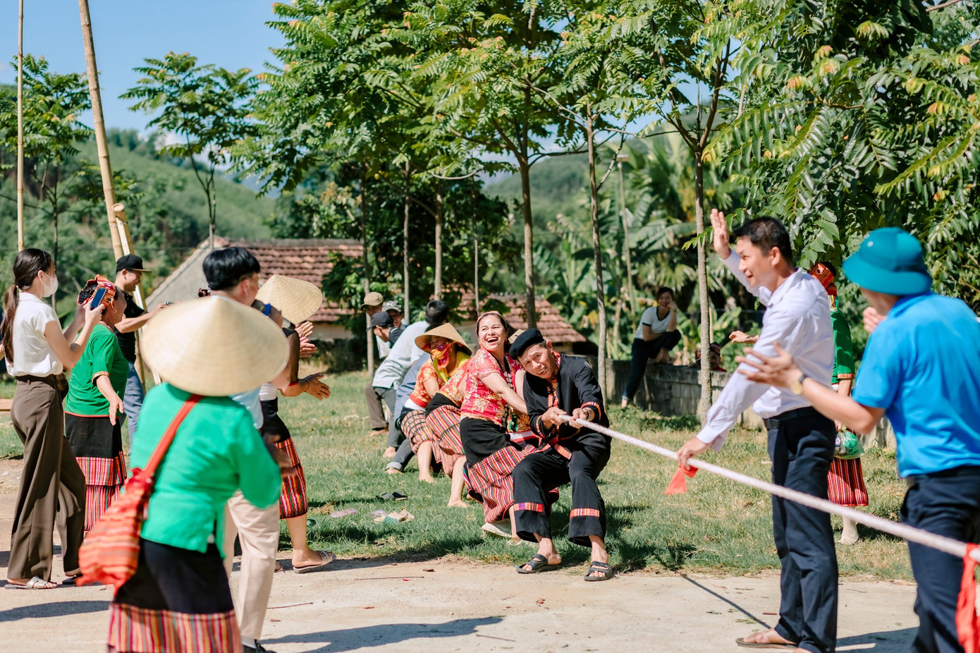 Sau khi kết thúc phần lễ, bà con dân bản tổ chức các trò chơi dân gian hấp dẫn, đặc sắc như kéo co, đánh cồng chiêng, nhảy sạp và các tiết mục văn nghệ mang nét văn hóa bản địa. Ảnh: Hạnh Phúc.