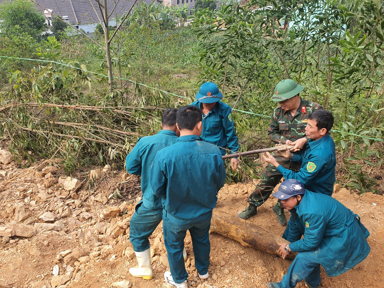 Lực lượng chức năng vận chuyển quả bom đi tiêu hủy.